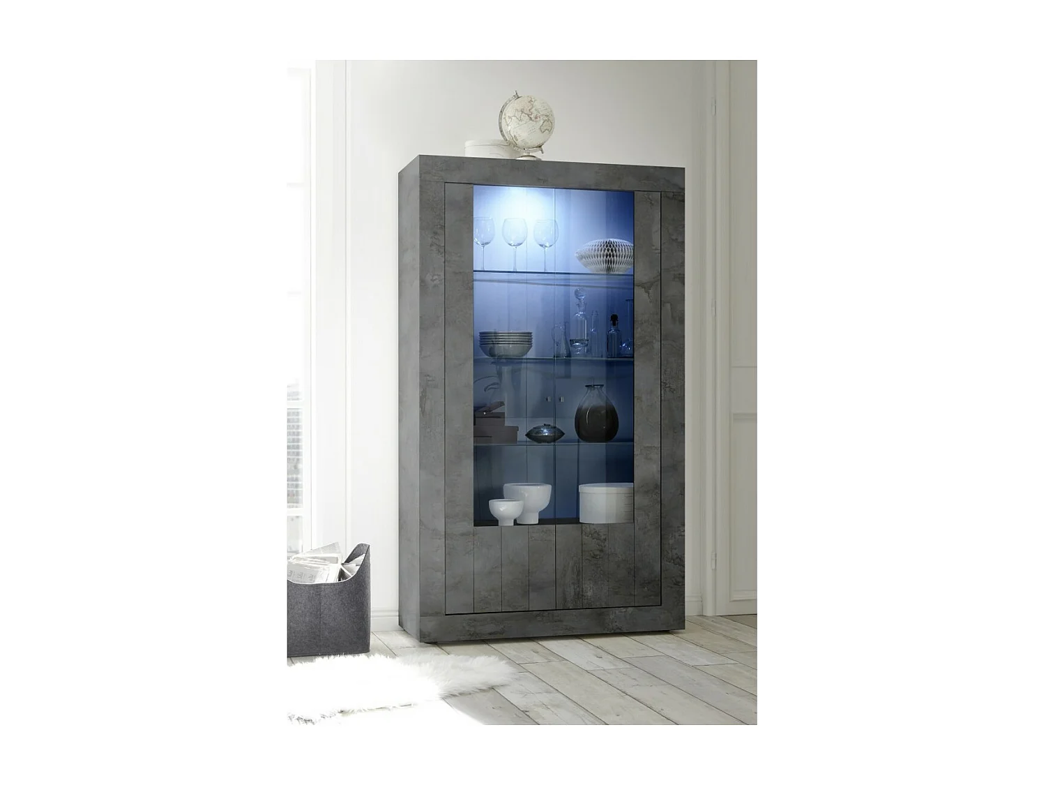Bibliothèque design avec grandes portes vitréés et LED intégrées coloris gris foncé effet béton collection URBAN.