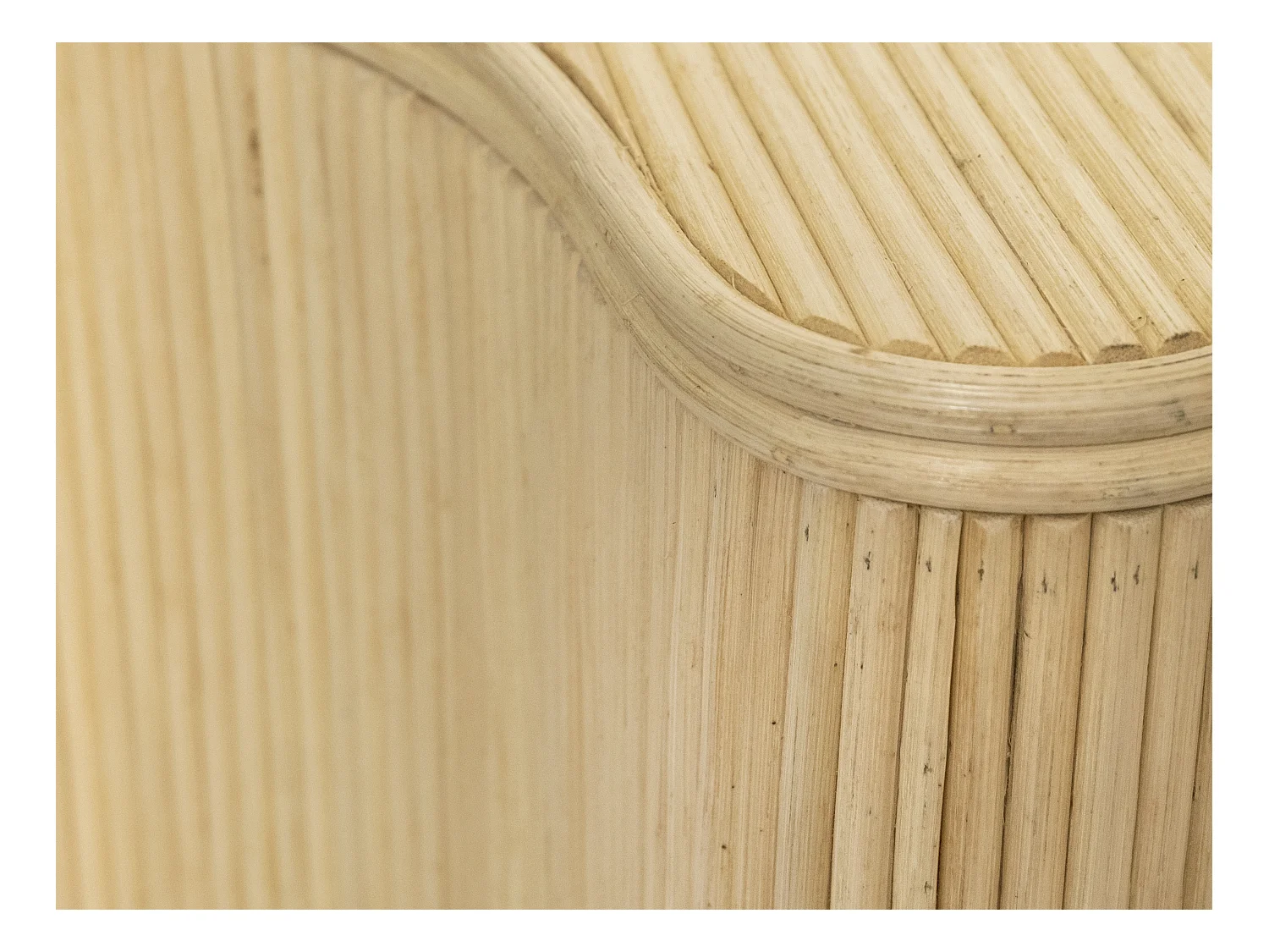 Conjunto de 2 mesas de apoio orgânicas com espaço de arrumação rotim C52 x L40 x A45 cm e C43,5 x L30 x A33,5 cm natural claro - MARSA