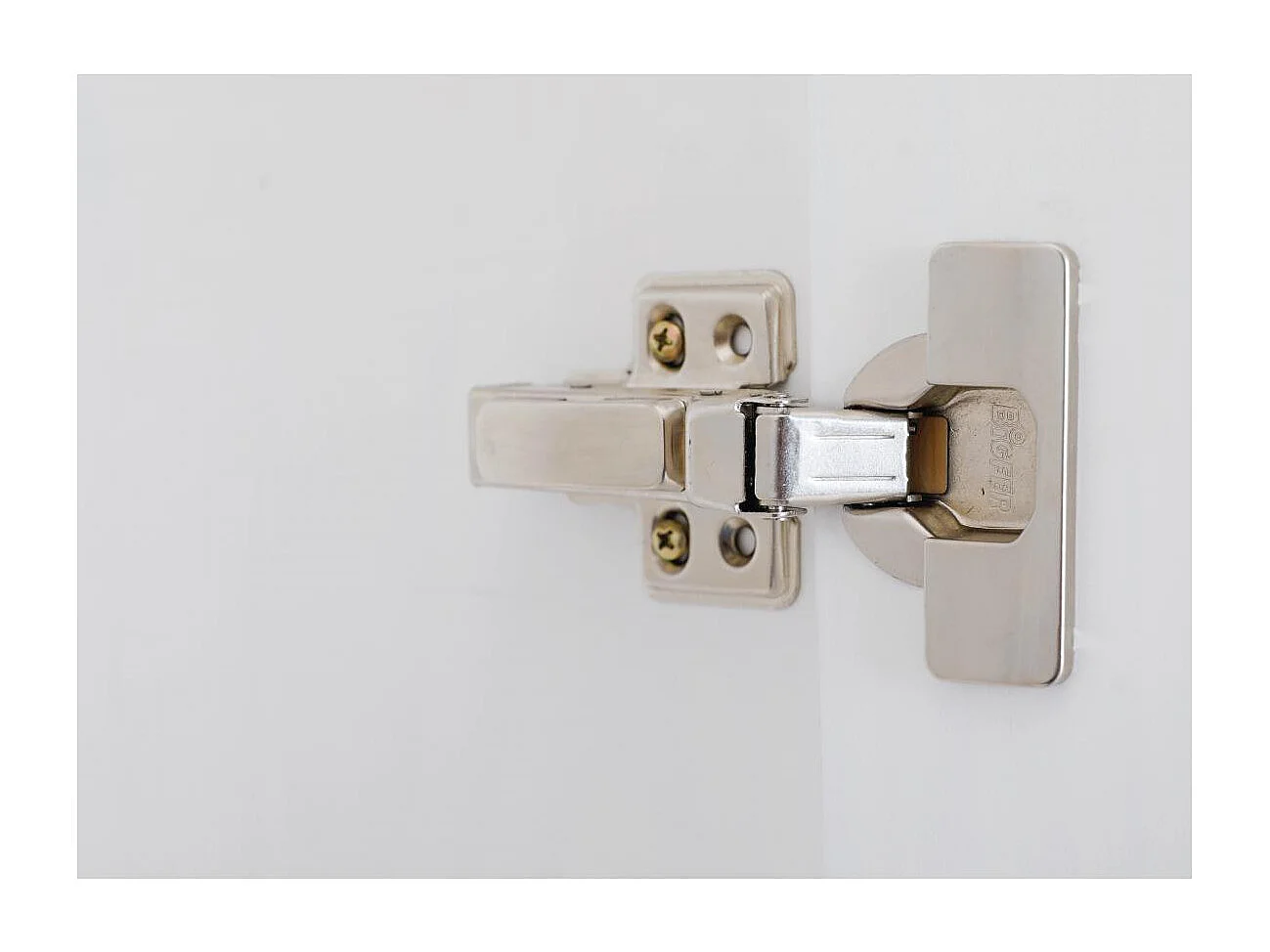 Insy Kleiderschrank mit 4 Türen Weiss.