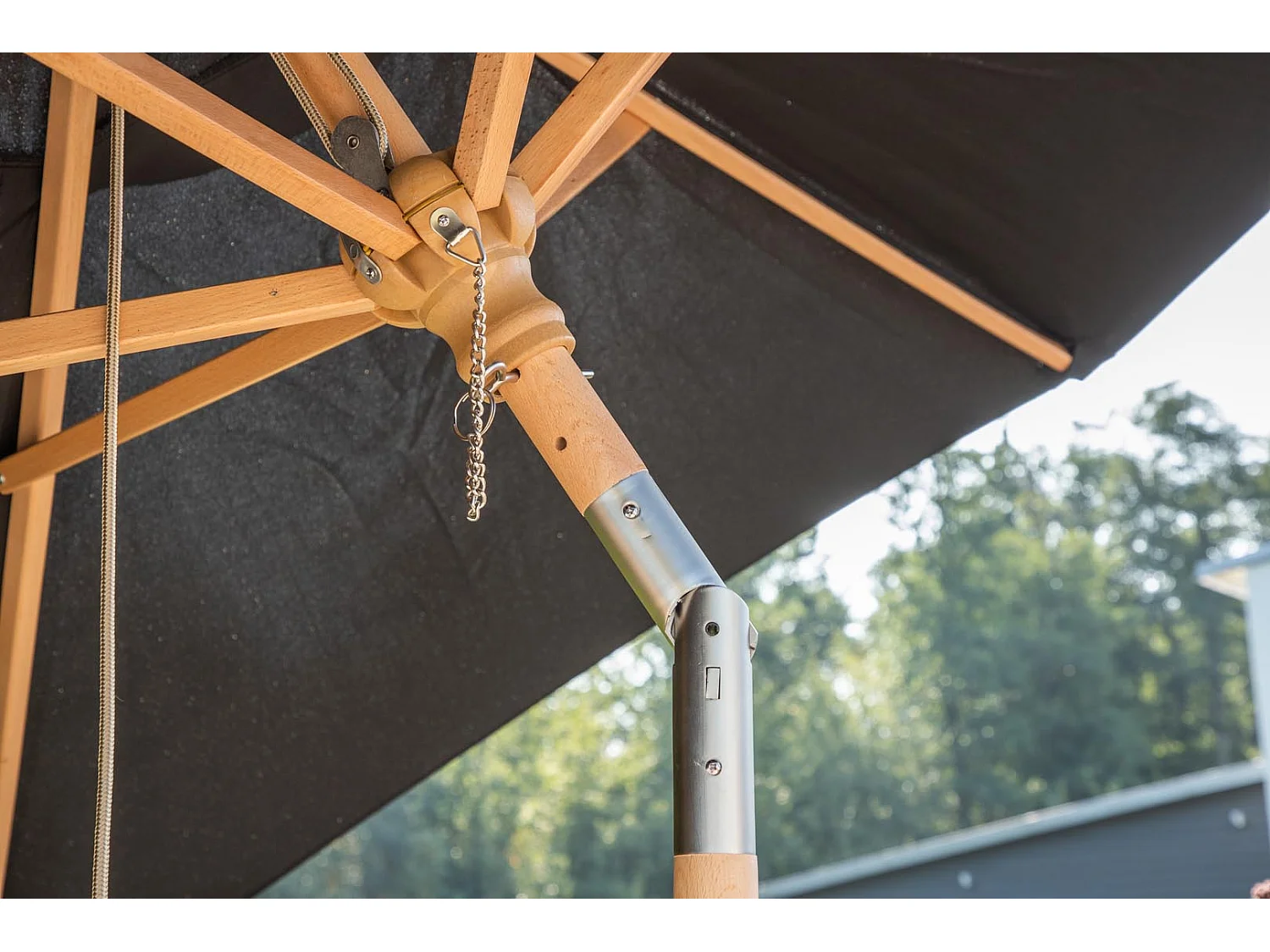 Corypho parasol met kantelfunctie zwart.