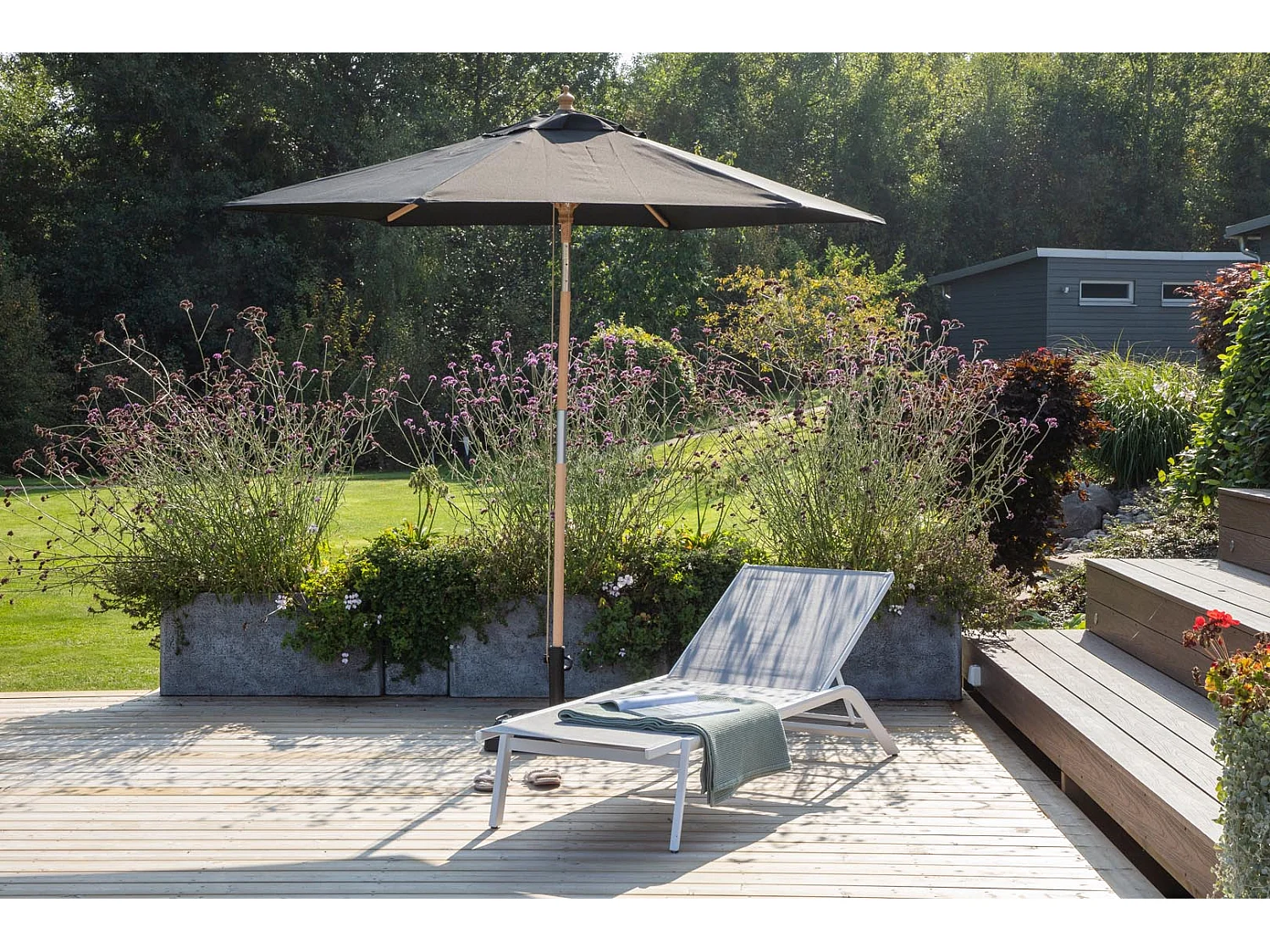 Corypho parasol met kantelfunctie zwart.