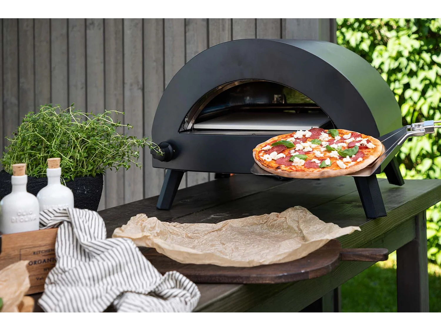 Bukom four à pizza til gas noir.