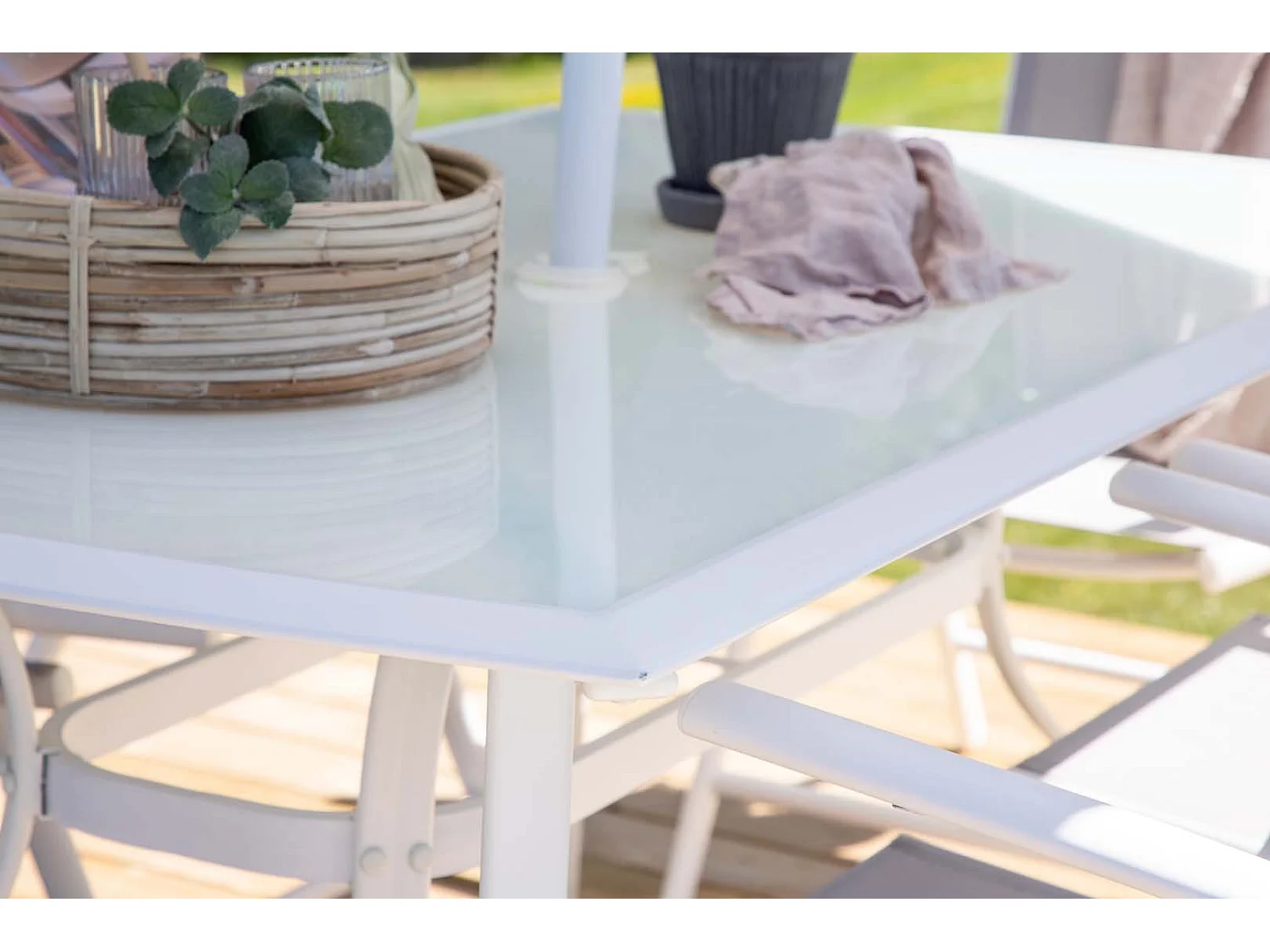 Brekki Gartenset Tisch 90x150cm weiß, 6 Stühle weiß.