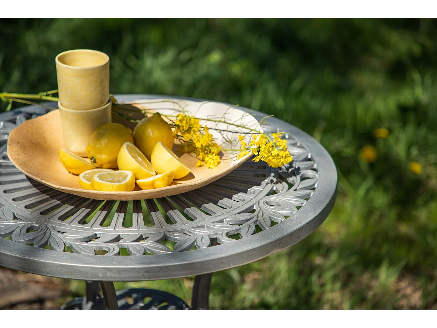 Ensemble de Jardin Table et 2 Chaises Couleur Argent - Style et Durabilité