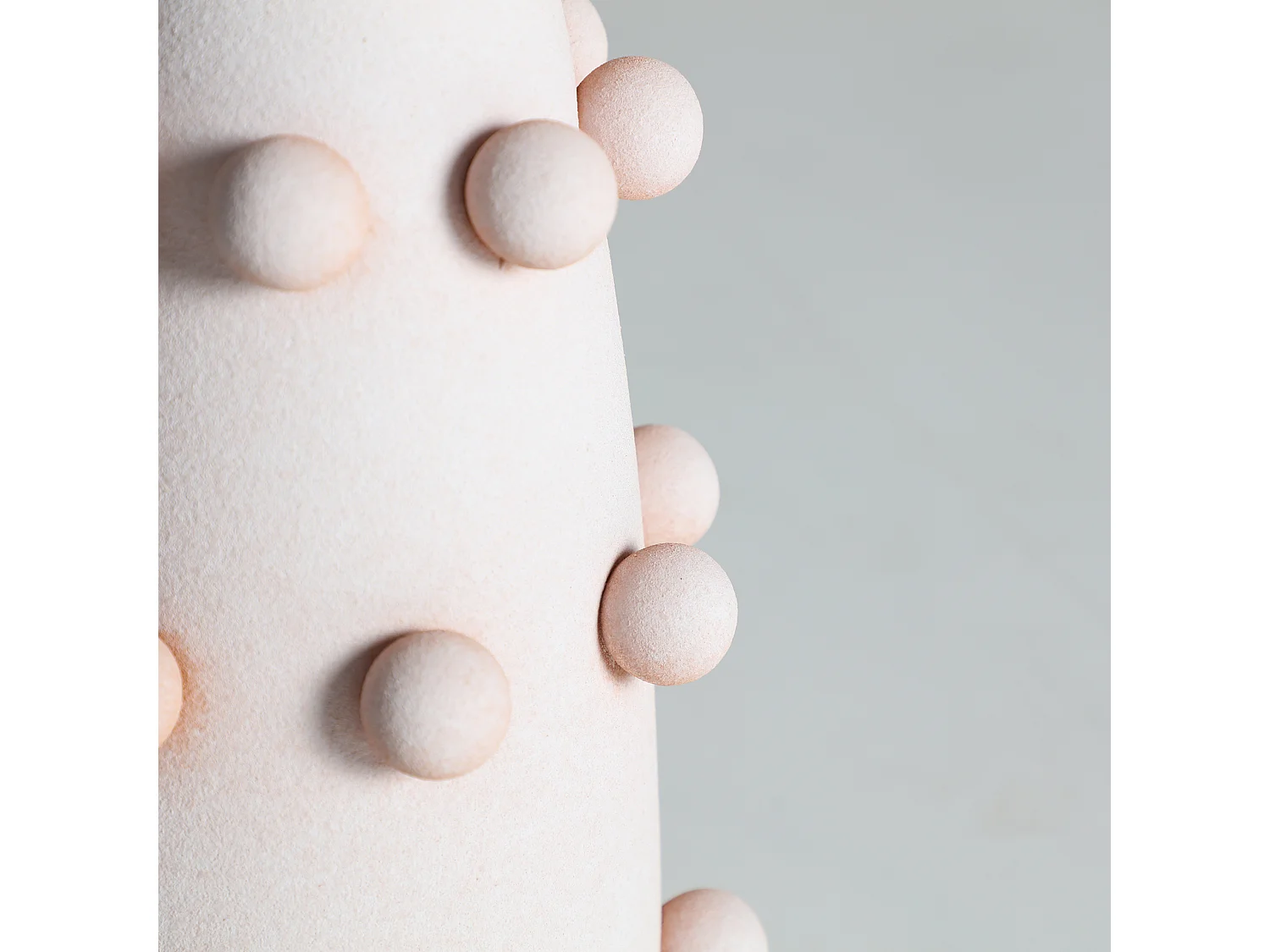 Lámpara de sobremesa de cerámica en color rosa palo de 40x40x73cm