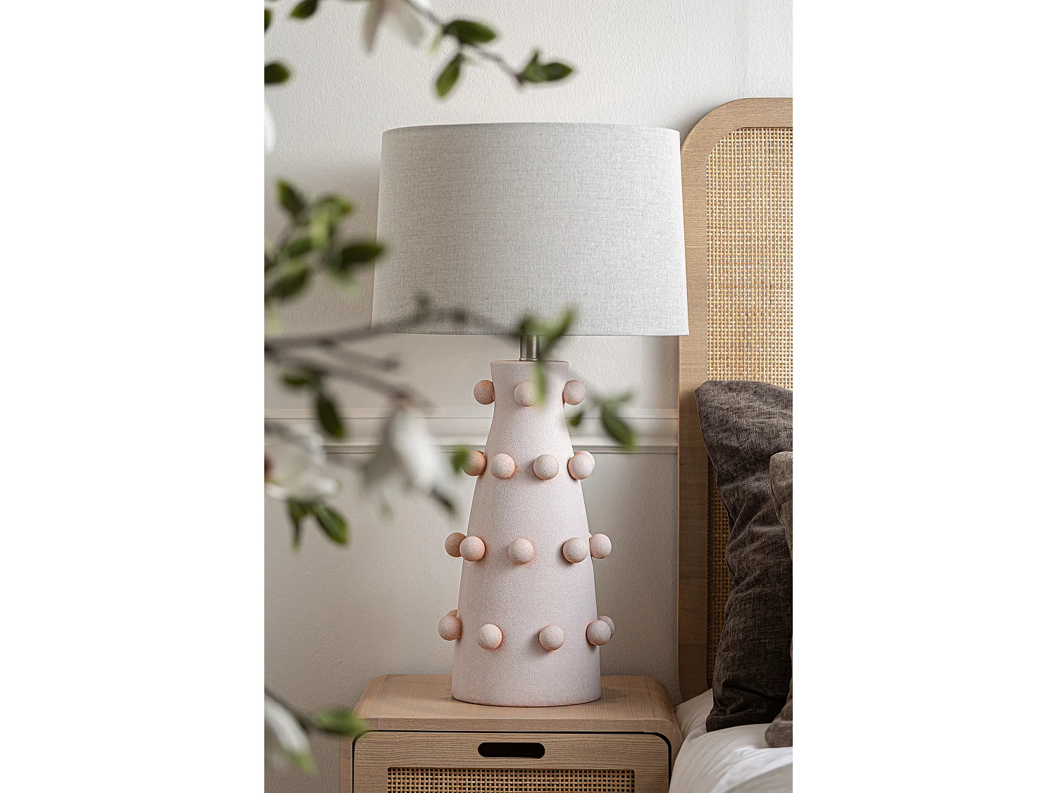 Lámpara de sobremesa de cerámica en color rosa palo de 40x40x73cm