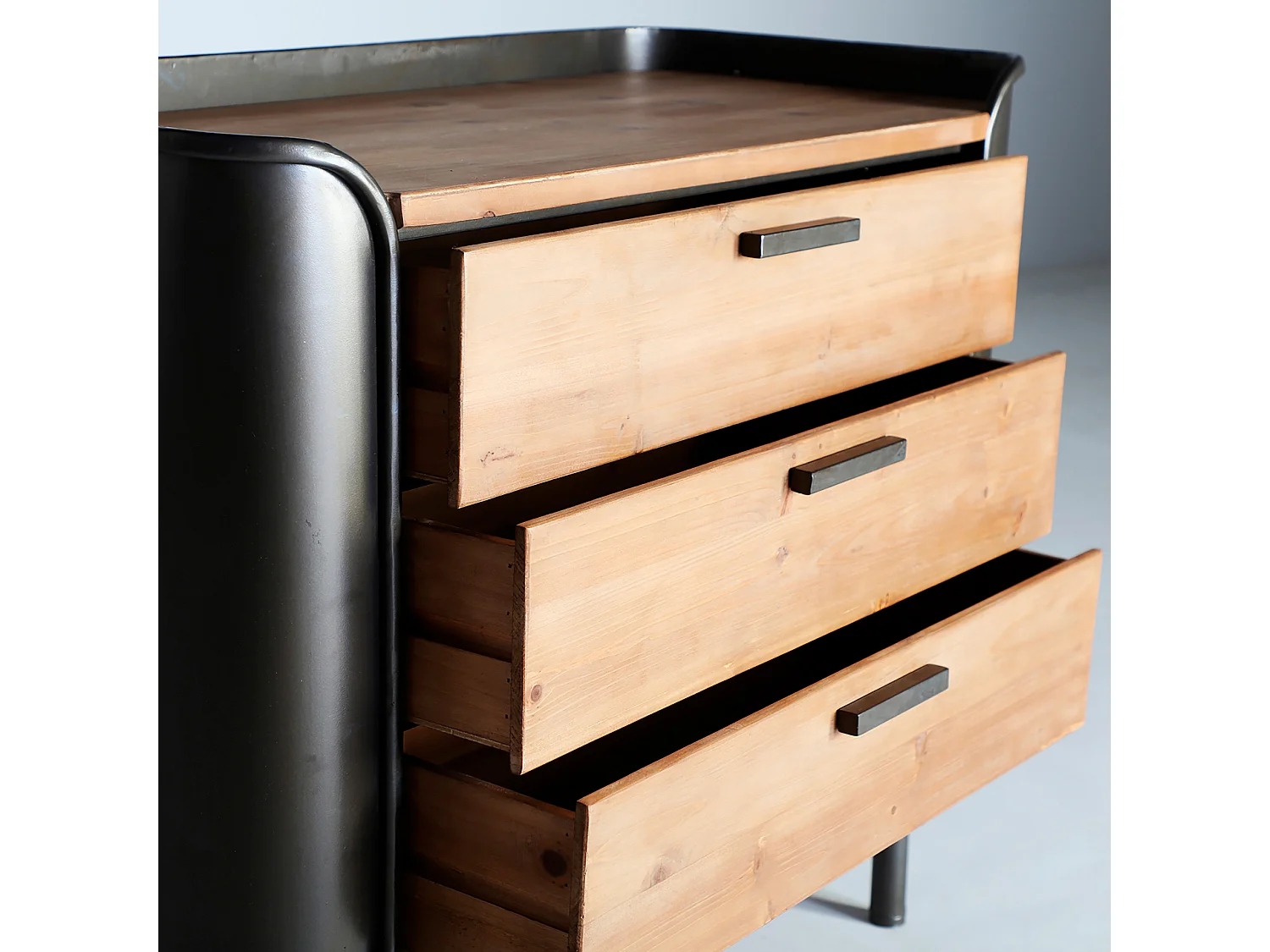 Cómoda de madera de abeto en color gris