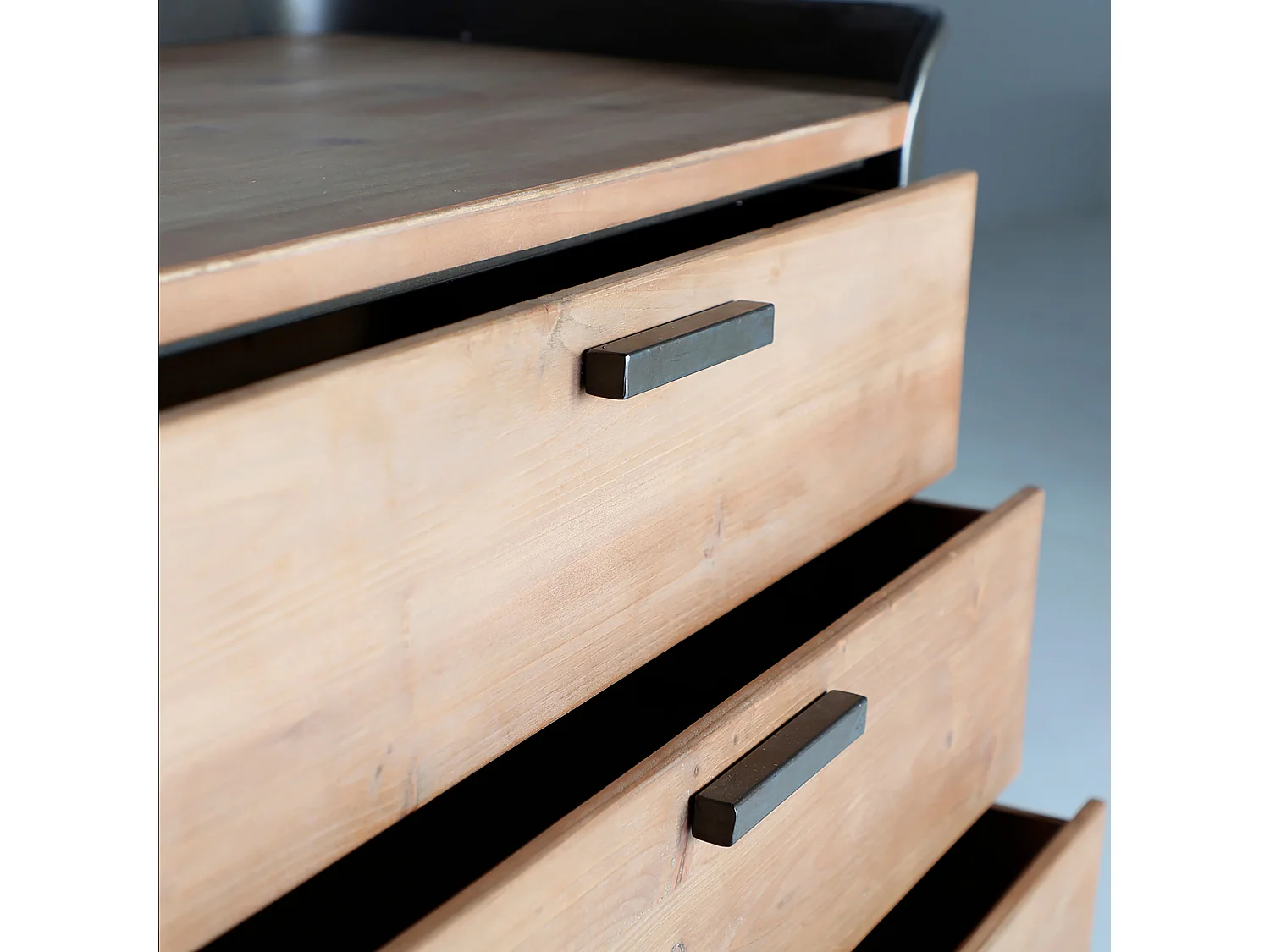 Cómoda de madera de abeto en color gris