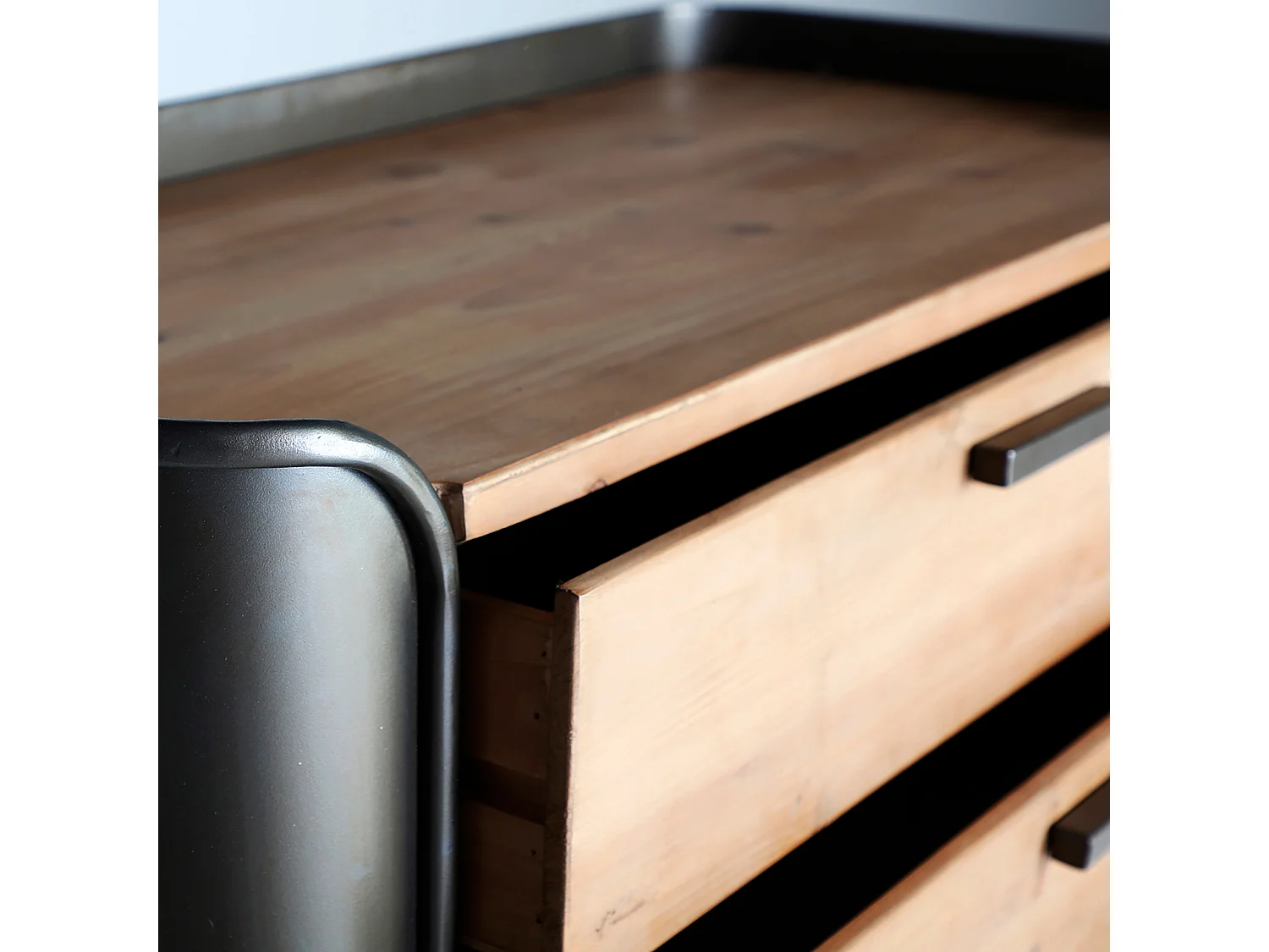 Cómoda de madera de abeto en color gris