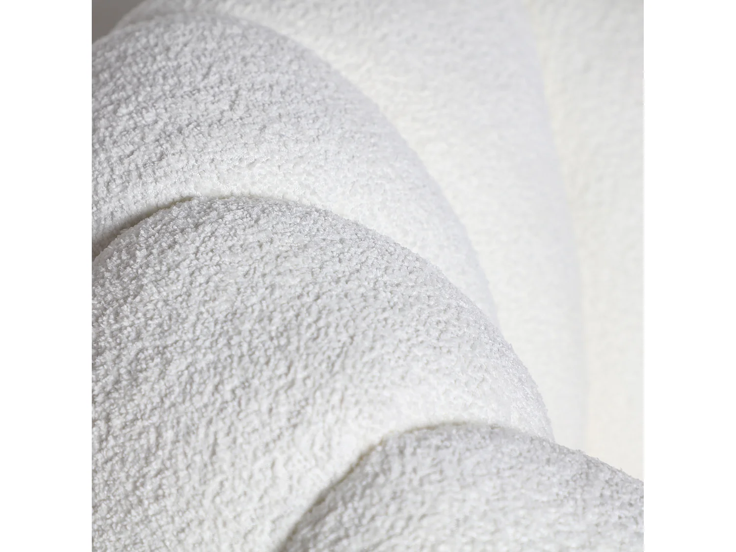 Fauteuil pivotant en coton bouclé blanc