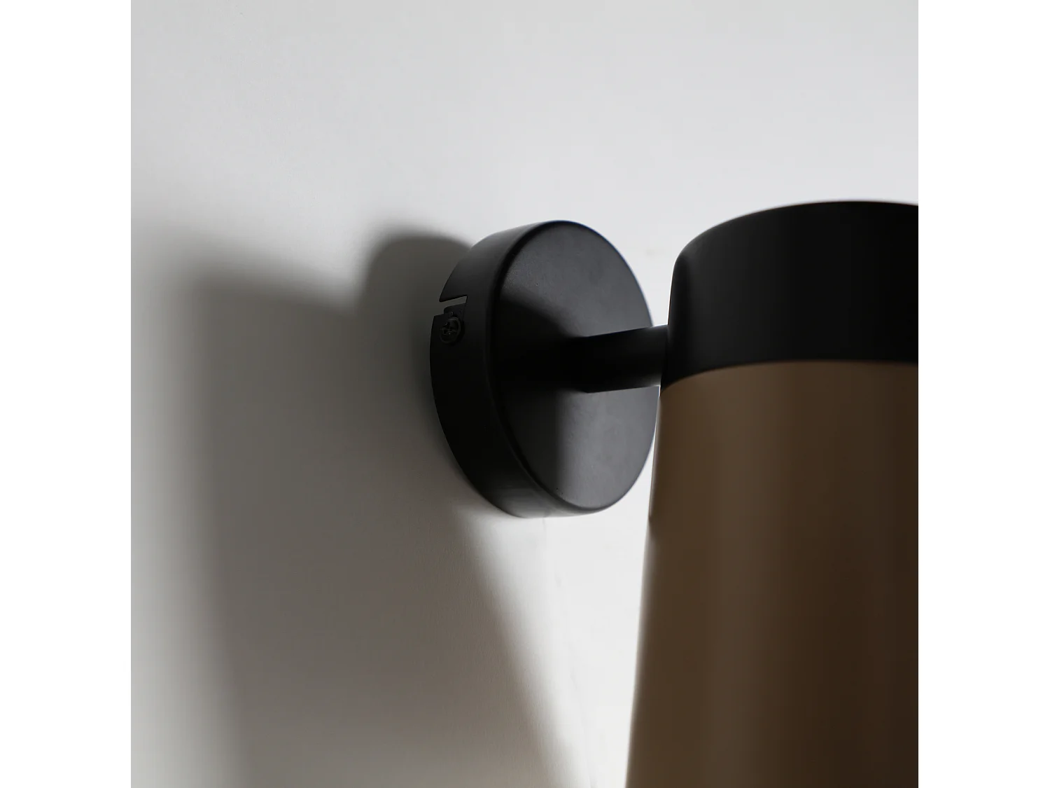 Lampe de mur en fer doré