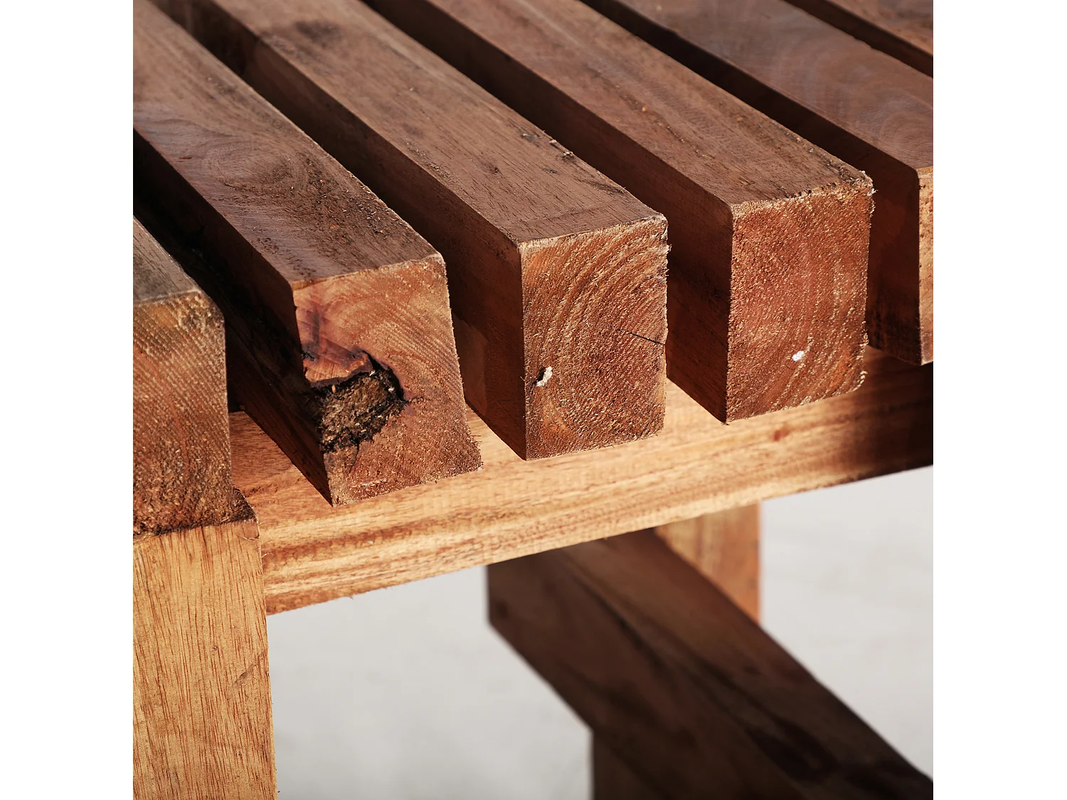 Reposapiés de madera de mahogany en color marrón de 30x30x45cm