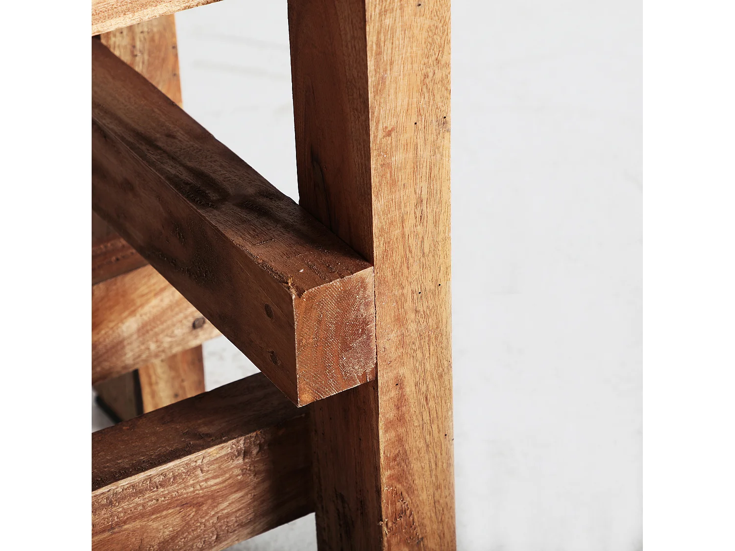 Reposapiés de madera de mahogany en color marrón de 30x30x45cm