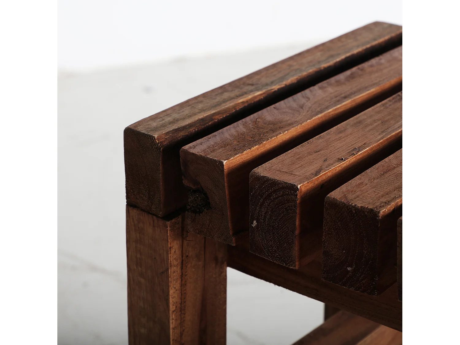 Reposapiés de madera de mahogany en color marrón de 30x30x45cm