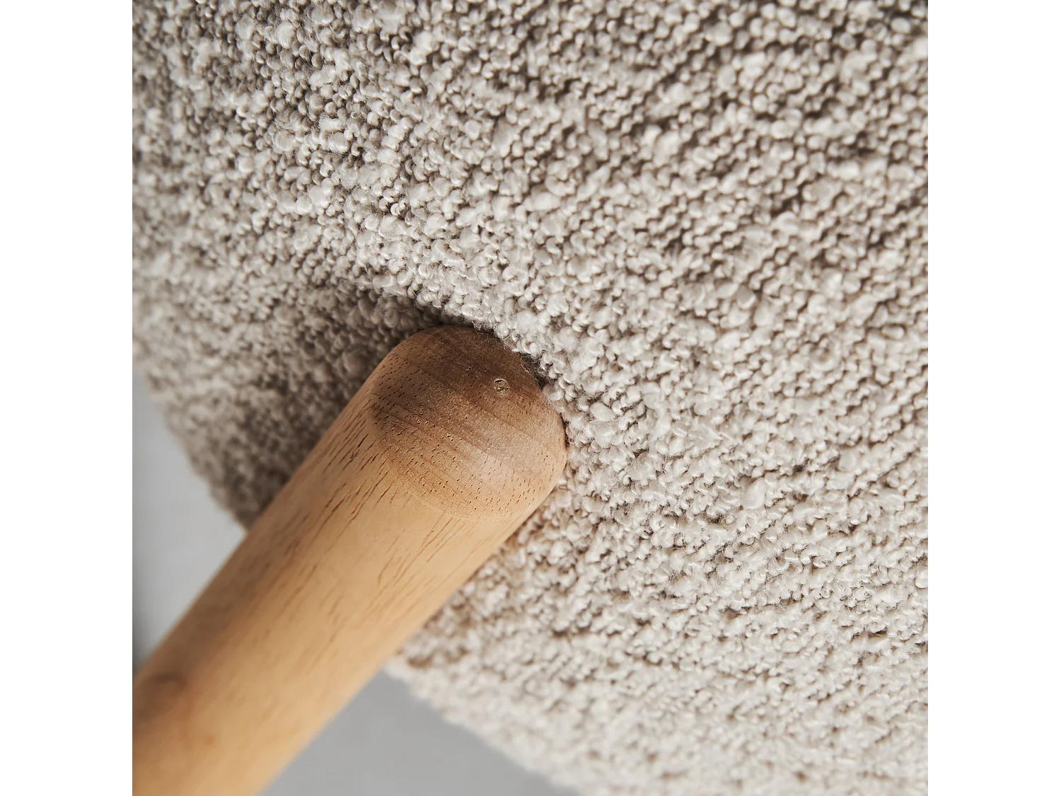 Reposapiés de algodón bouclé en color marrón claro de 41x41x38cm