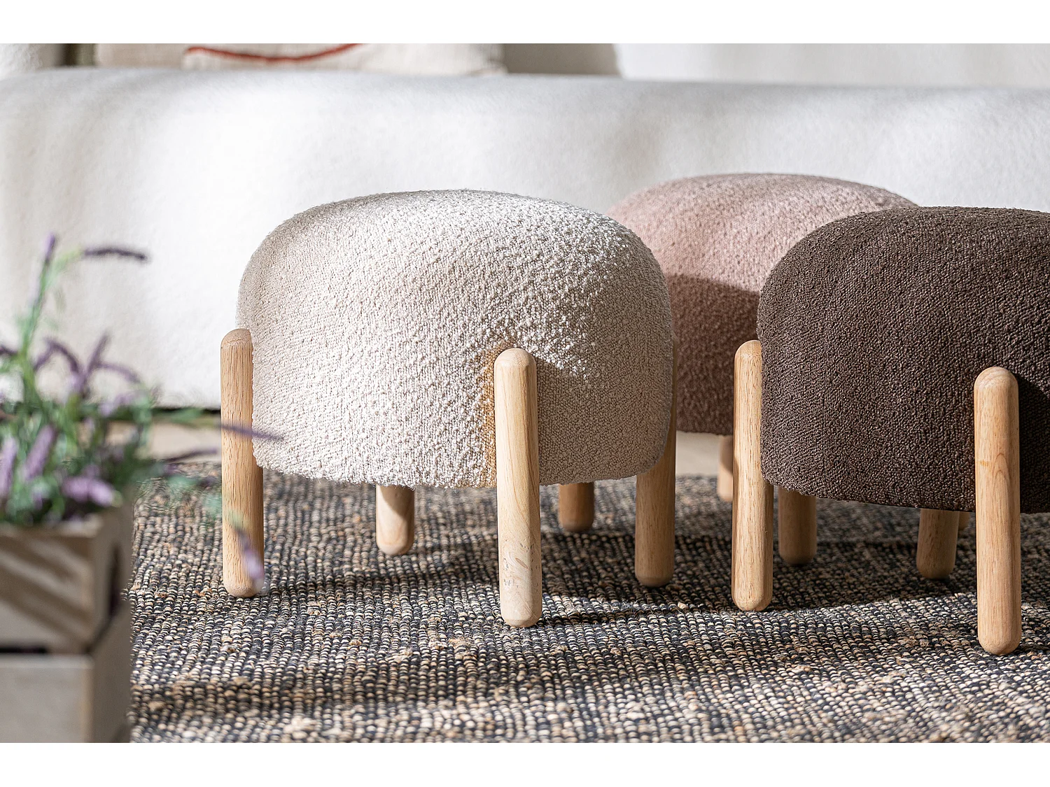 Reposapiés de algodón bouclé en color marrón claro de 41x41x38cm