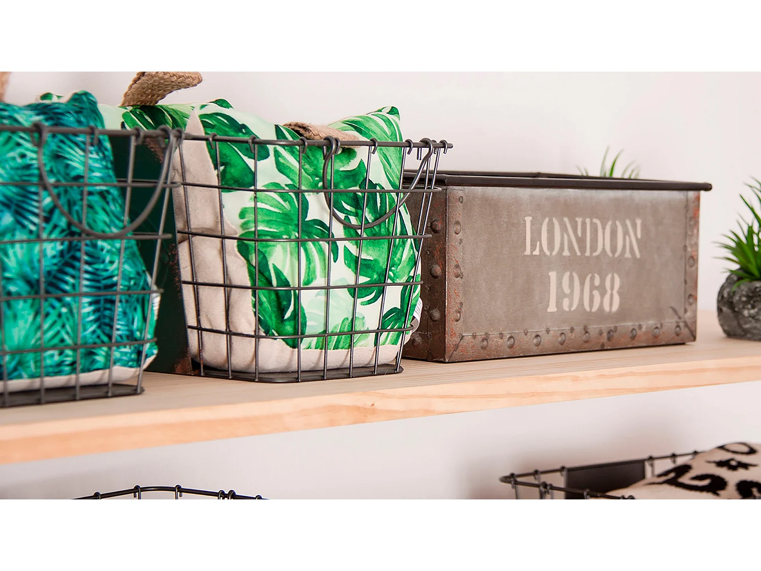 Caja de hierro en color gris de 42x24x17cm