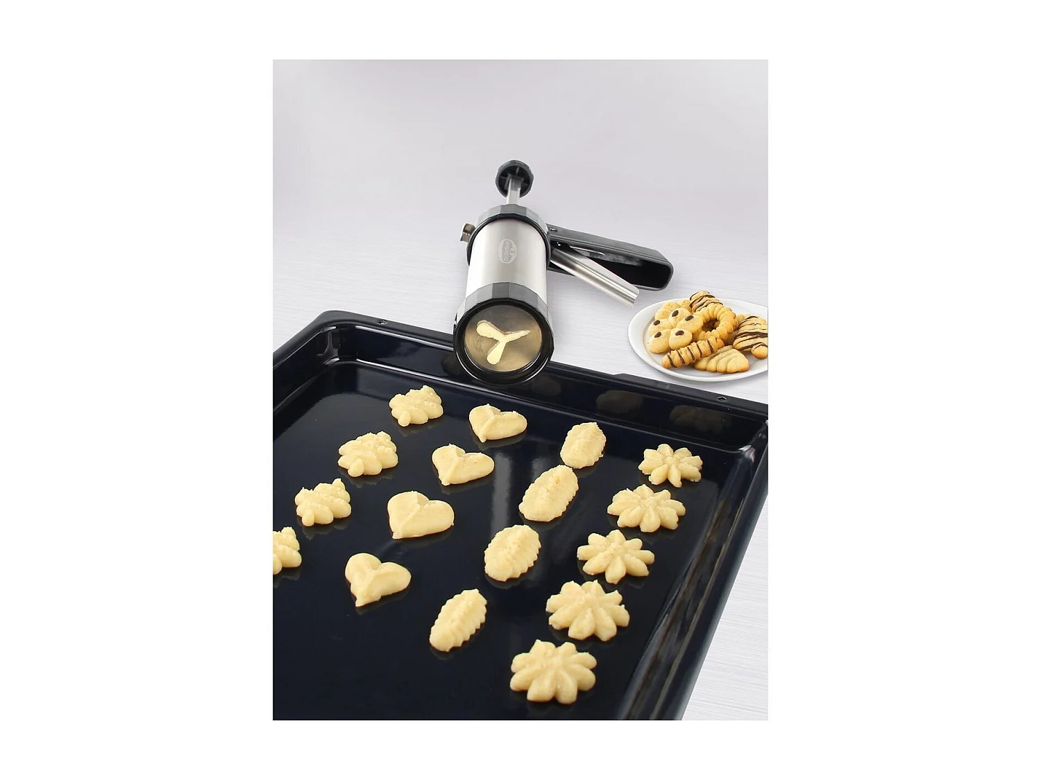 Presse-biscuit et 12 disques de motifs Dr.Oetker Baker Edition