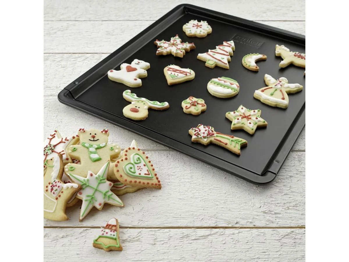 Ensemble avec plaque à pâtisserie extensible et 9 emporte-pièces sur cintre Zenker