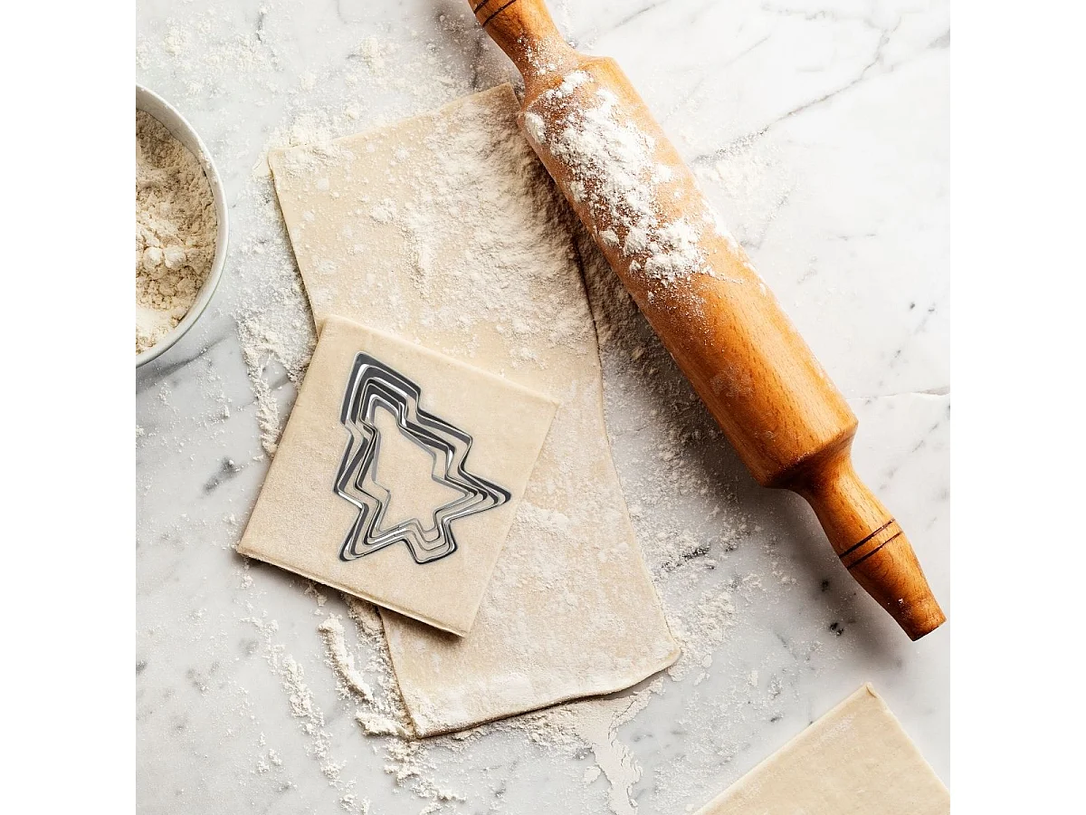 Ensemble avec plaque à pâtisserie extensible et 10 emporte-pièces Zenker