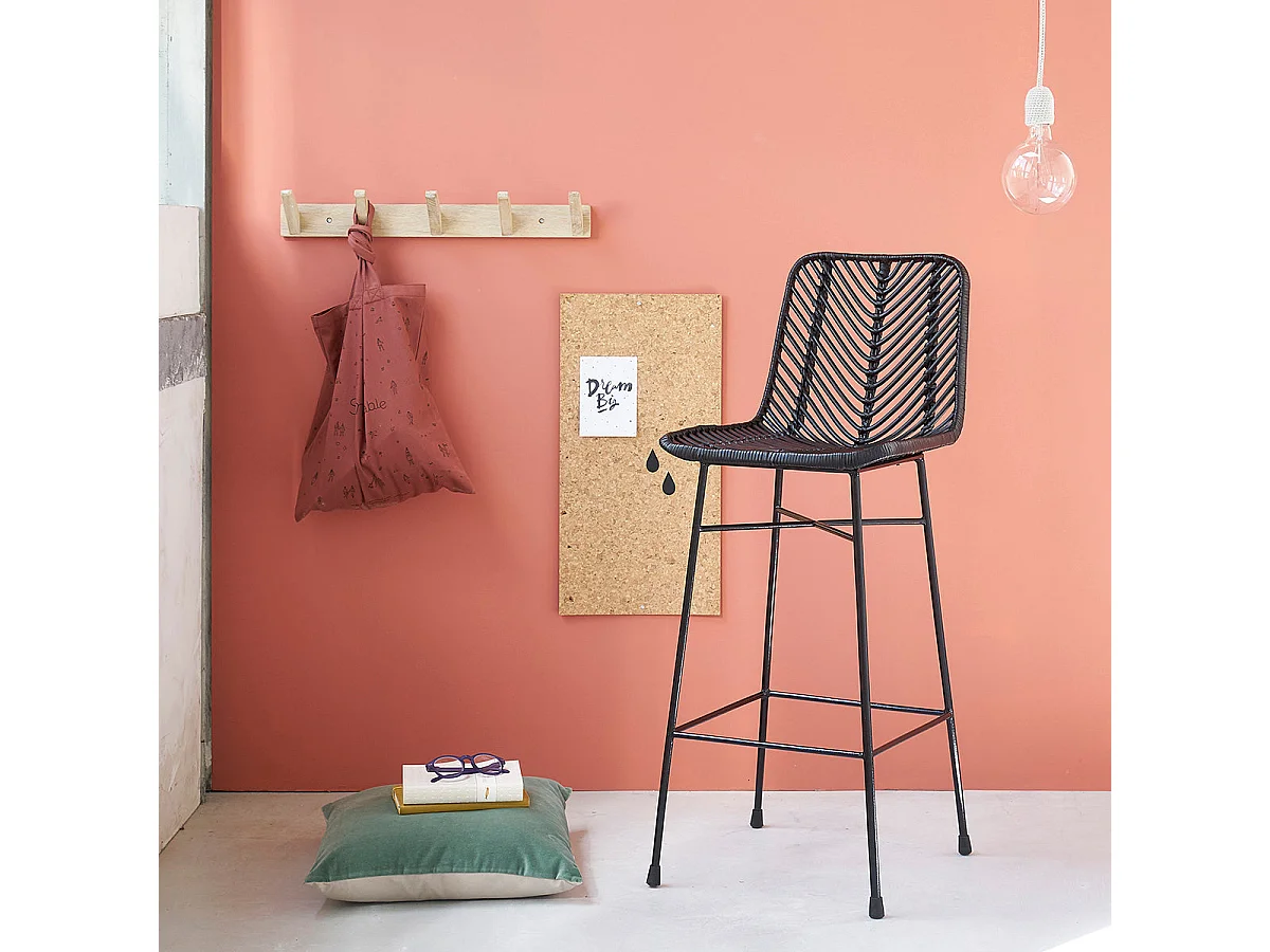 2 taburetes de bar de ratán y metal