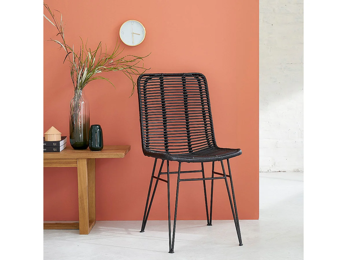 Silla de ratán y metal negra