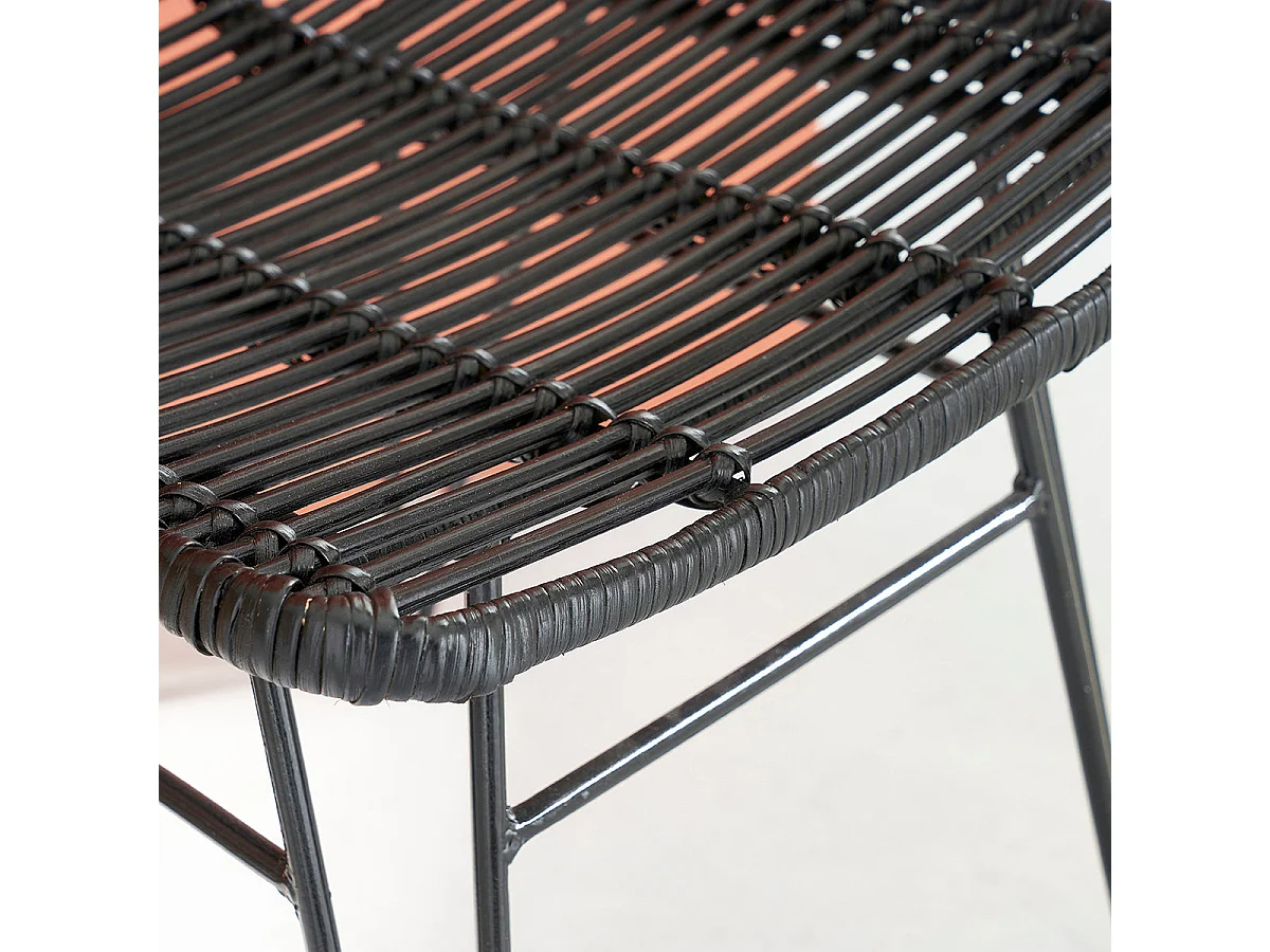 Silla de ratán y metal negra