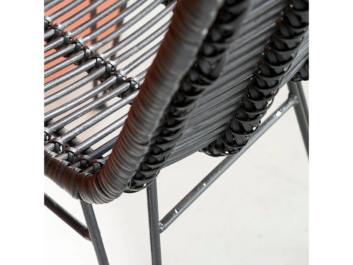 Silla de ratán y metal negra