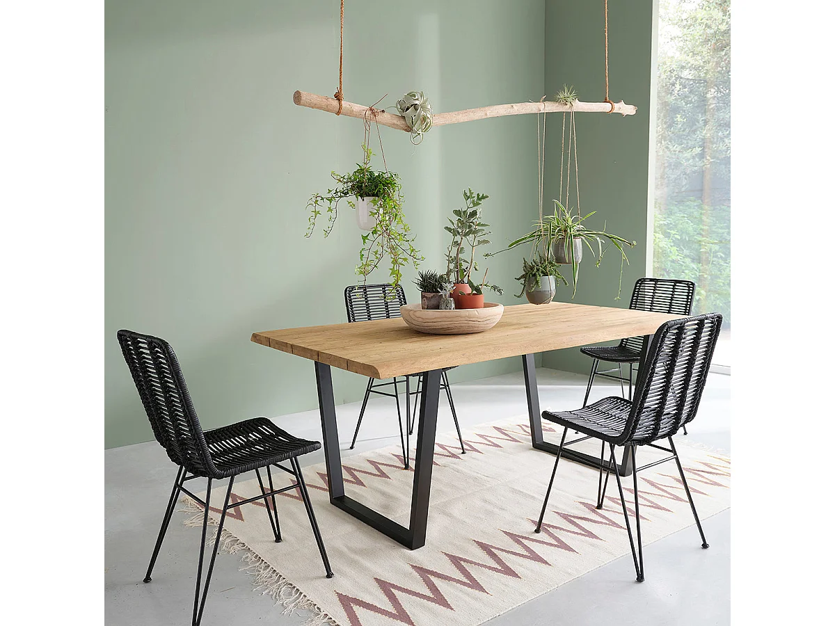 Silla de ratán y metal negra