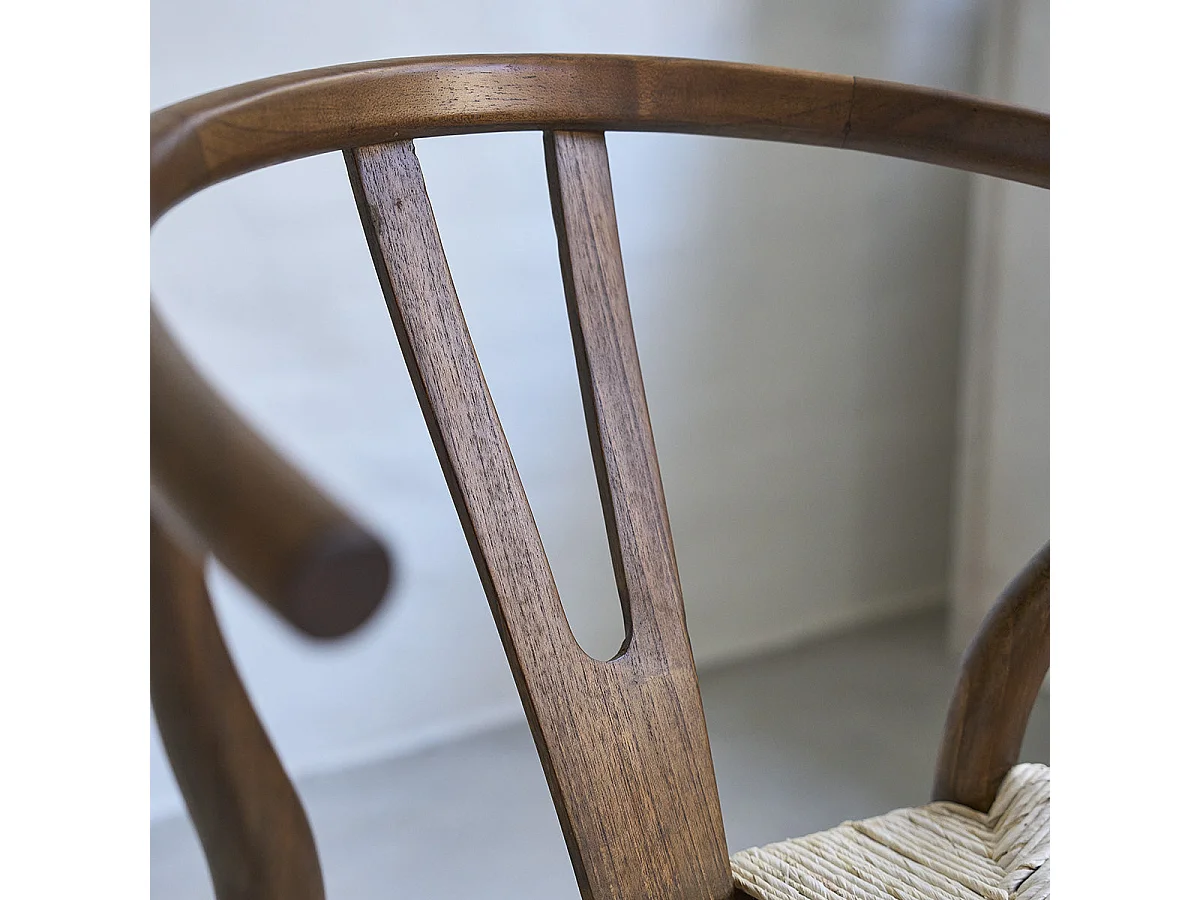 Silla de mindi macizo acabado nogal y cuerda natural