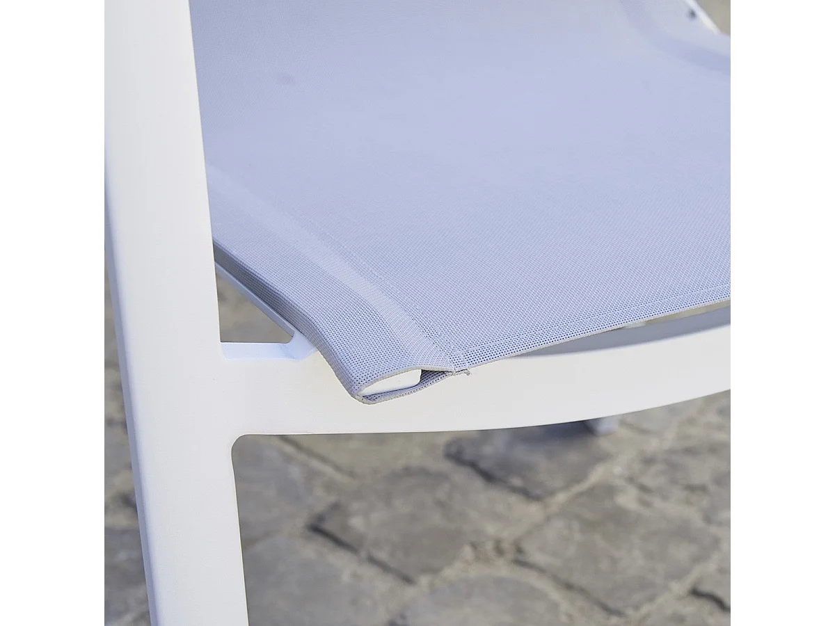 Sillón de exterior de aluminio blanco y textileno gris