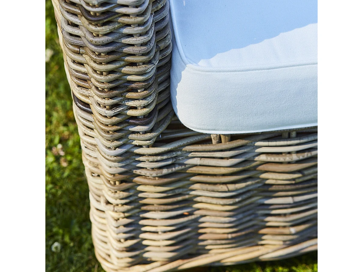 Poltrona in kubu con pouf