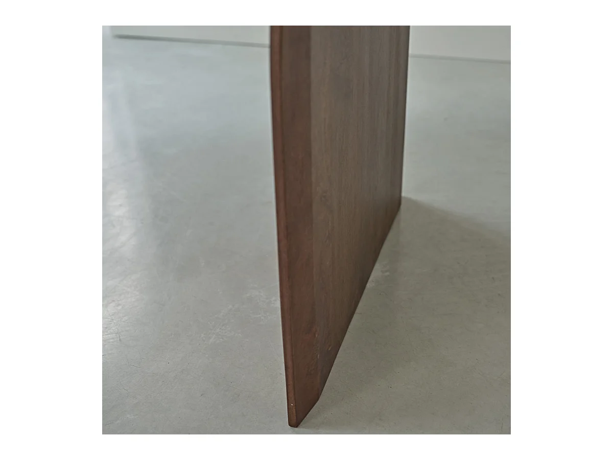 Table en manguier massif finition noyer 8 pers.