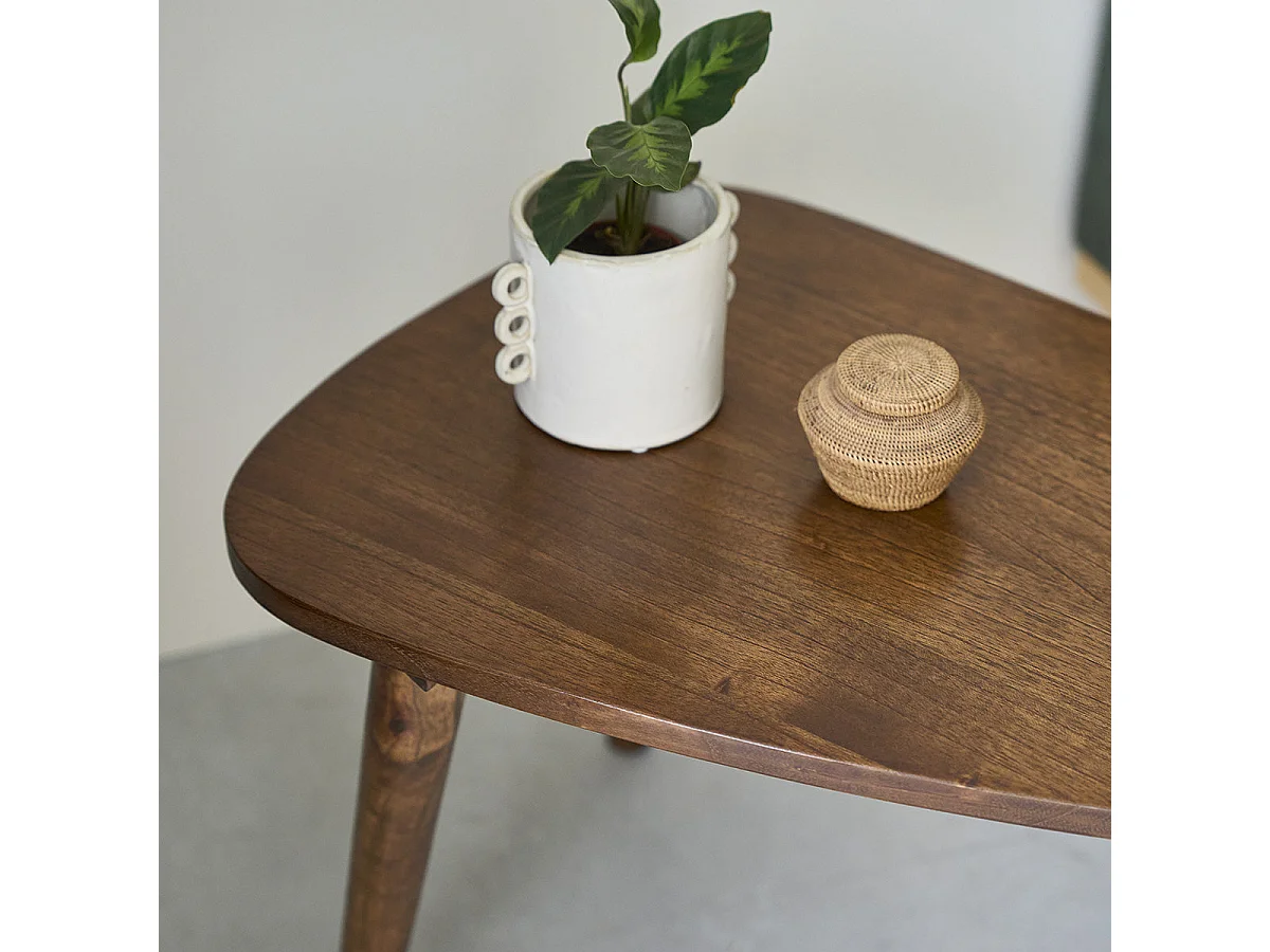 Table basse en mindi massif finition noyer 62 cm