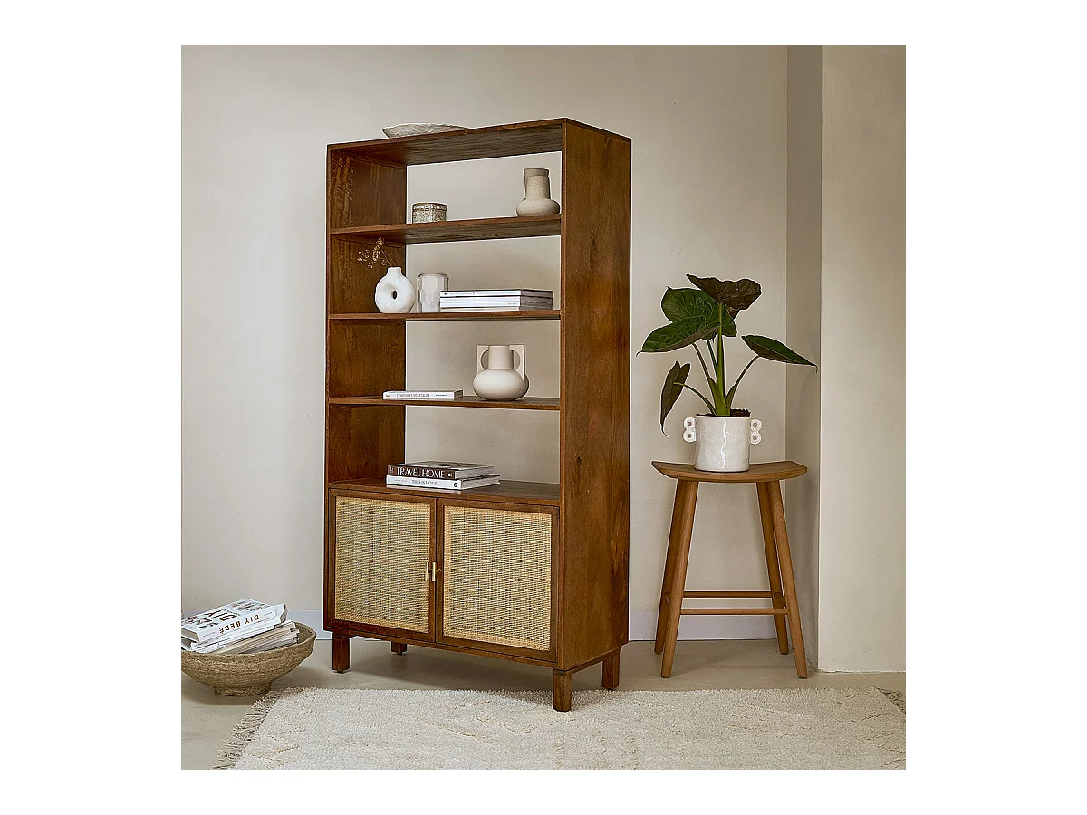 Bibliothèque en bois de manguier finition noyer et cannage