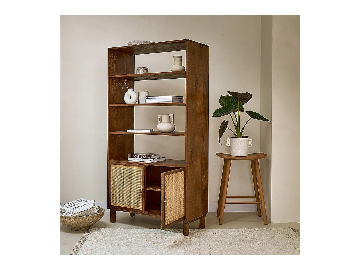 Bibliothèque en bois de manguier finition noyer et cannage
