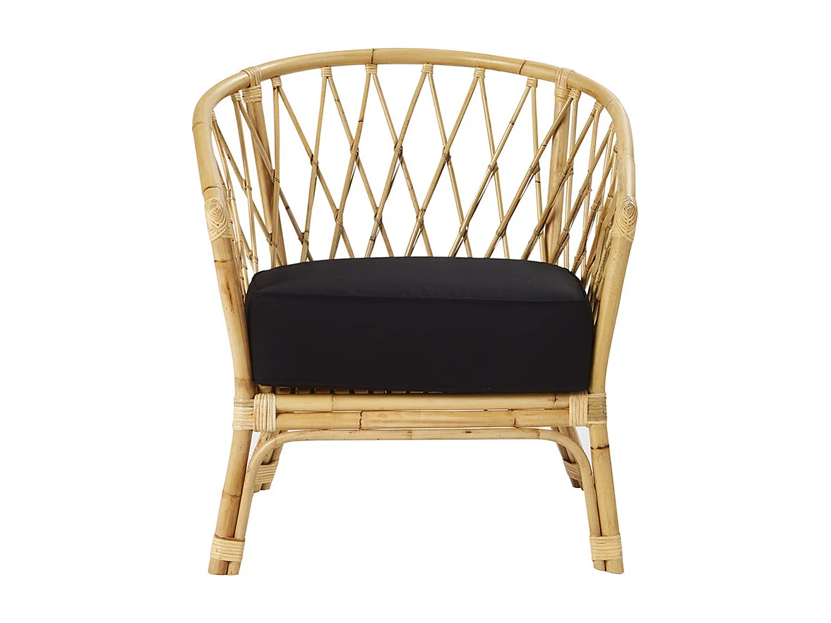 Sillón de ratán marrón con cojín negro