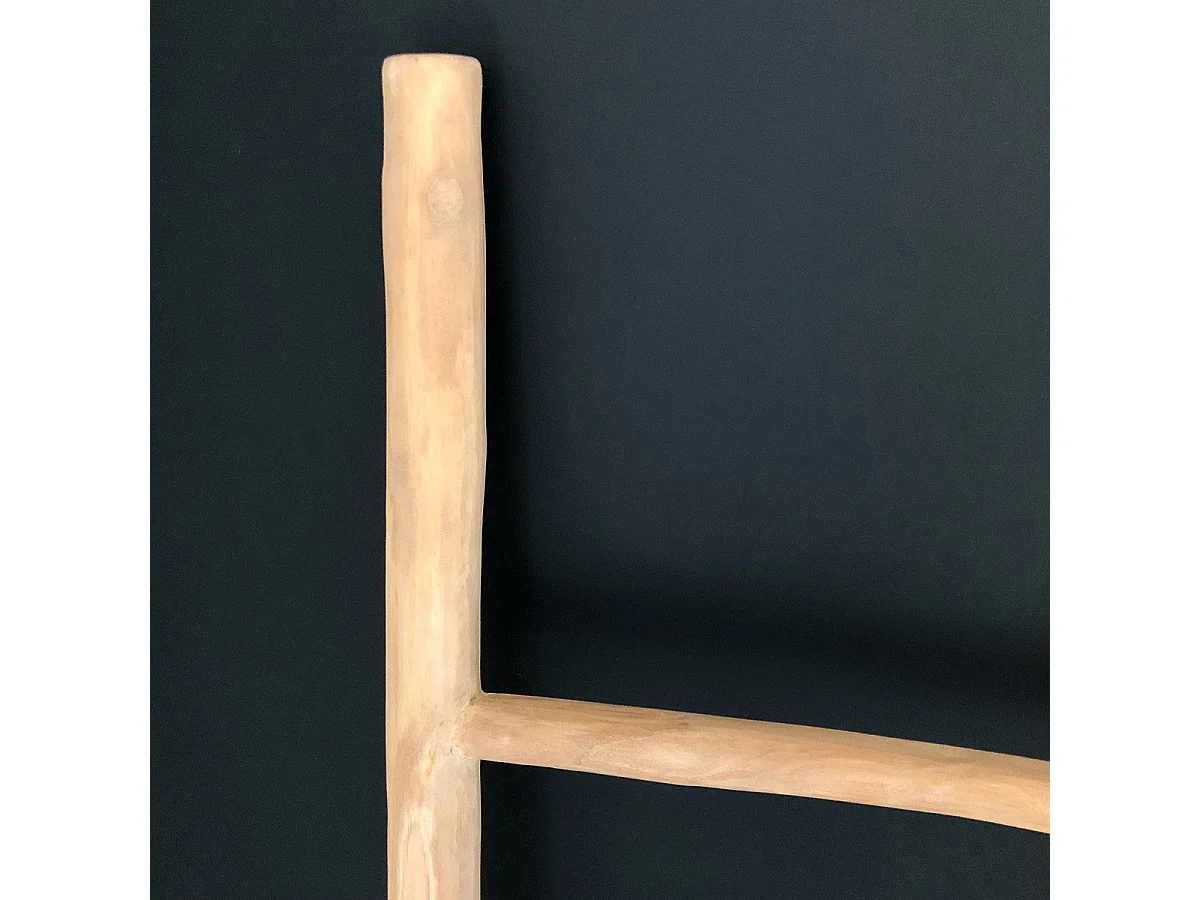 Escalera decorativa de teca