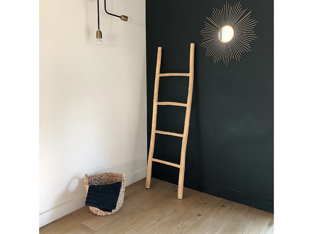 Escalera decorativa de teca