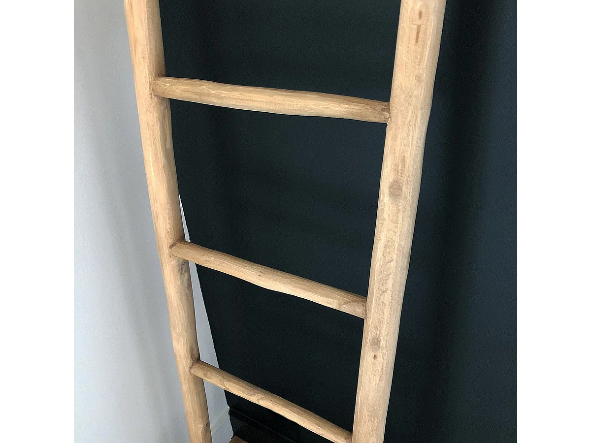 Escalera decorativa de teca