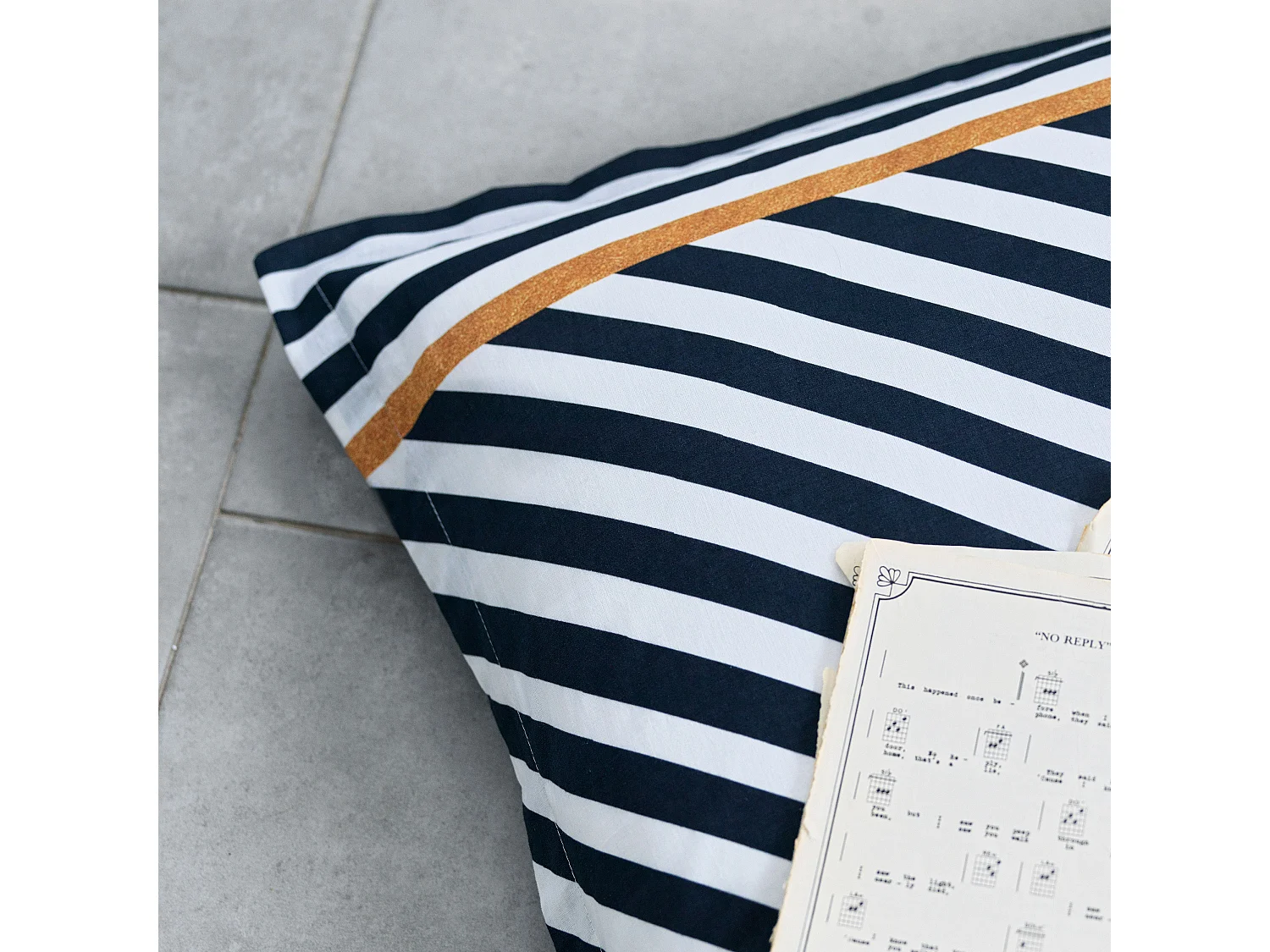 Housse de coussin 60x60 cm Golden dots