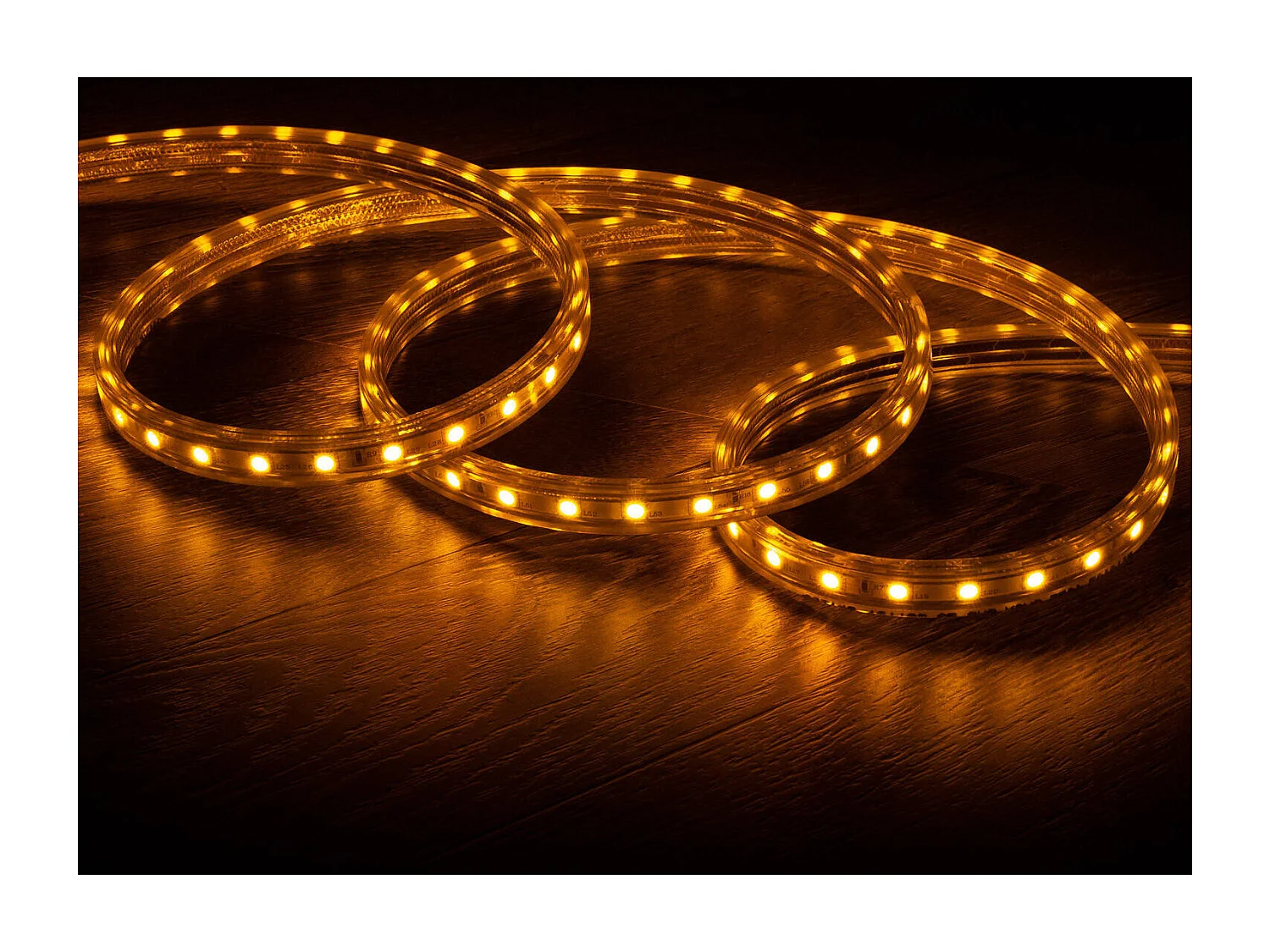 Striscia LED RGB 220V SMD 60 LED/m 10W/m Larga 16mm IP65 Taglio 100cm con Telecomando IR 4 m