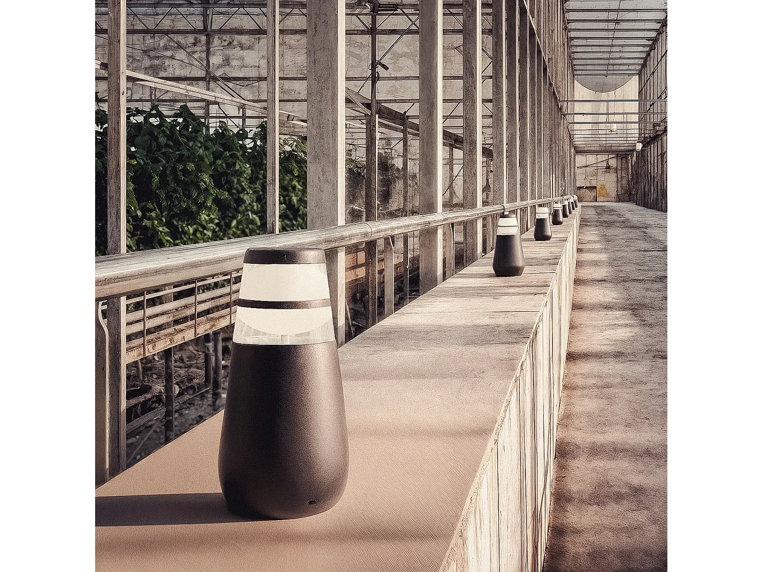 Balise Extérieure LED 9W sur Pied 30 cm en Saillie Dareh  Anthracite