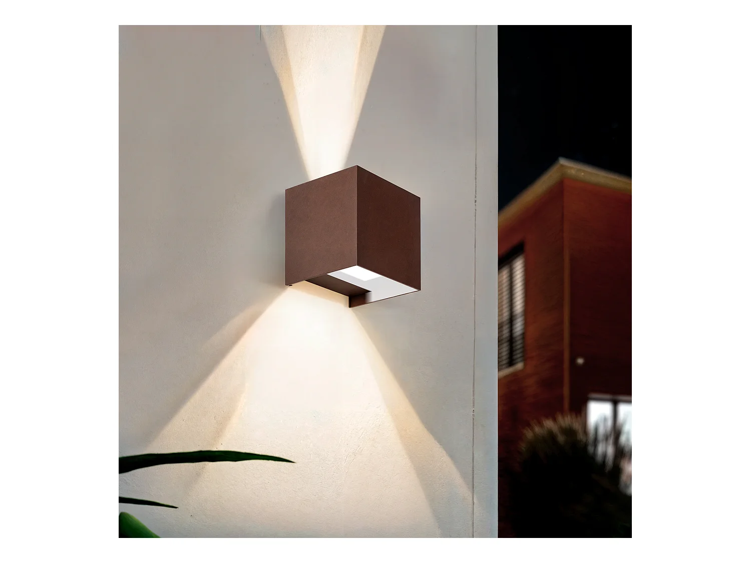 Applique da Parete per Esterno LED 10W Alluminio Illuminazione Doppia Luce CCT Selezionabile Iridix Ossido