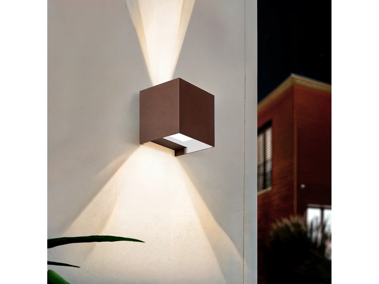 Applique da Parete per Esterno LED 10W Alluminio Illuminazione Doppia Luce CCT Selezionabile Iridix Ossido