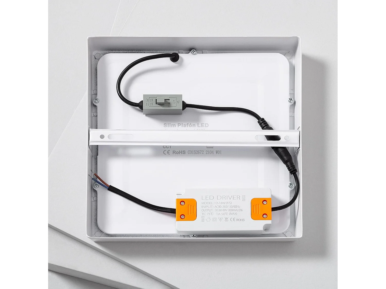 Plafonnier LED Carré 18W Extra-Plat (CRI90) Microprismatique CCT Sélectionnable (UGR17) 205x205 mm Sélectionnable (chaud-neutre-froid)