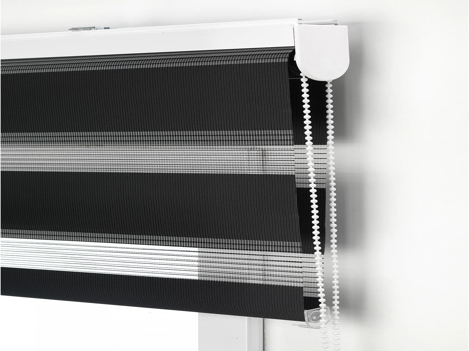 Tweekleurig dag- en nachtrolgordijn met dubbele weving en handketting