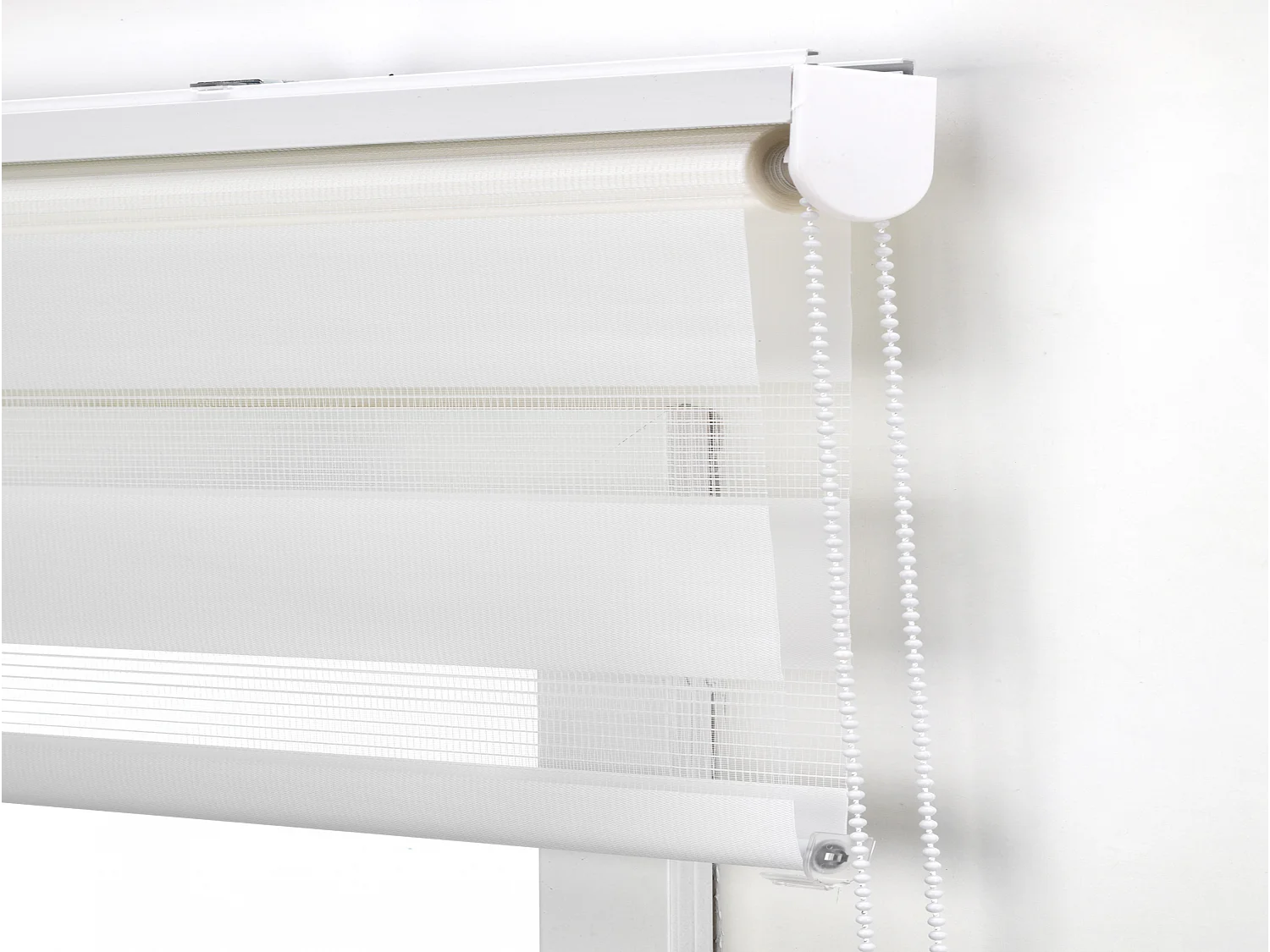 Tweekleurig dag- en nachtrolgordijn met dubbele weving en handketting