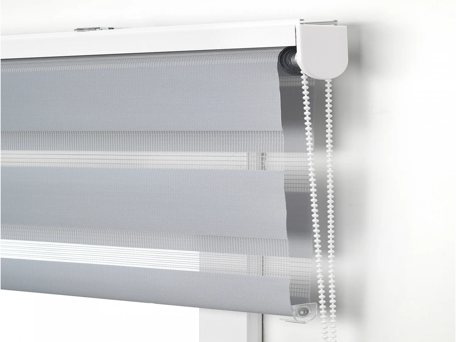 Tweekleurig dag- en nachtrolgordijn met dubbele weving en handketting