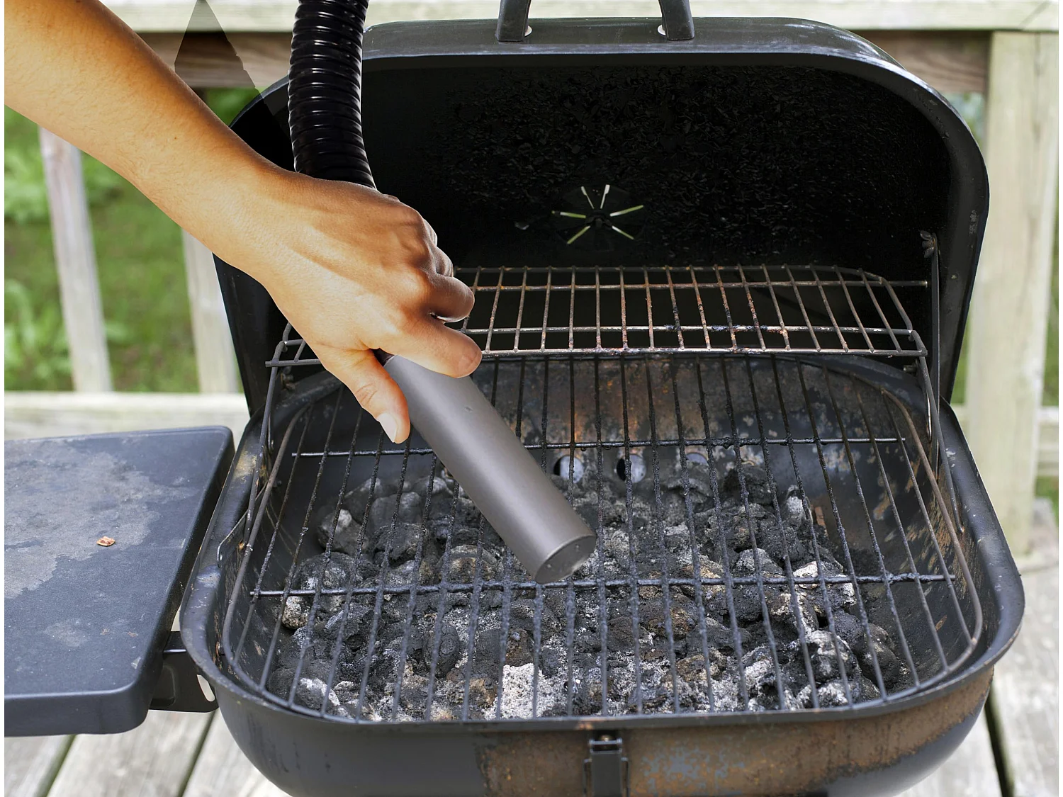 Aspirador de cinzas de 1200W com depósito e rodas de 20L